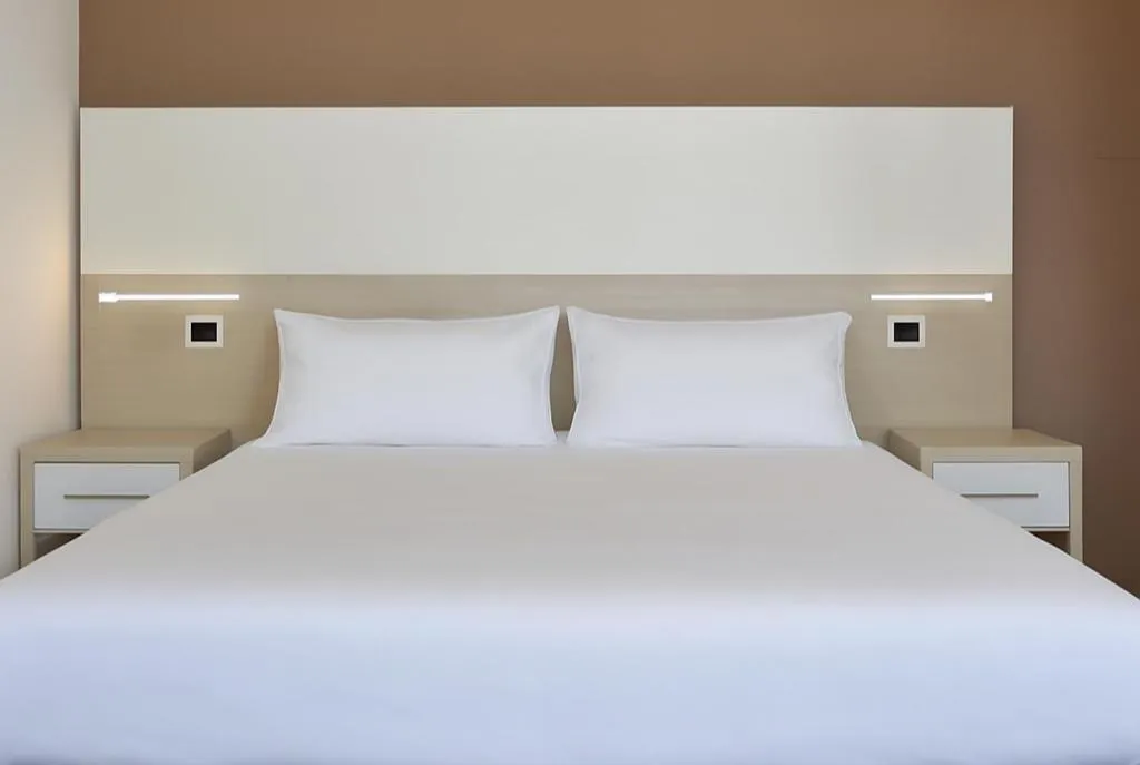 Photo of the whole room, Bed in Residence all'Adige