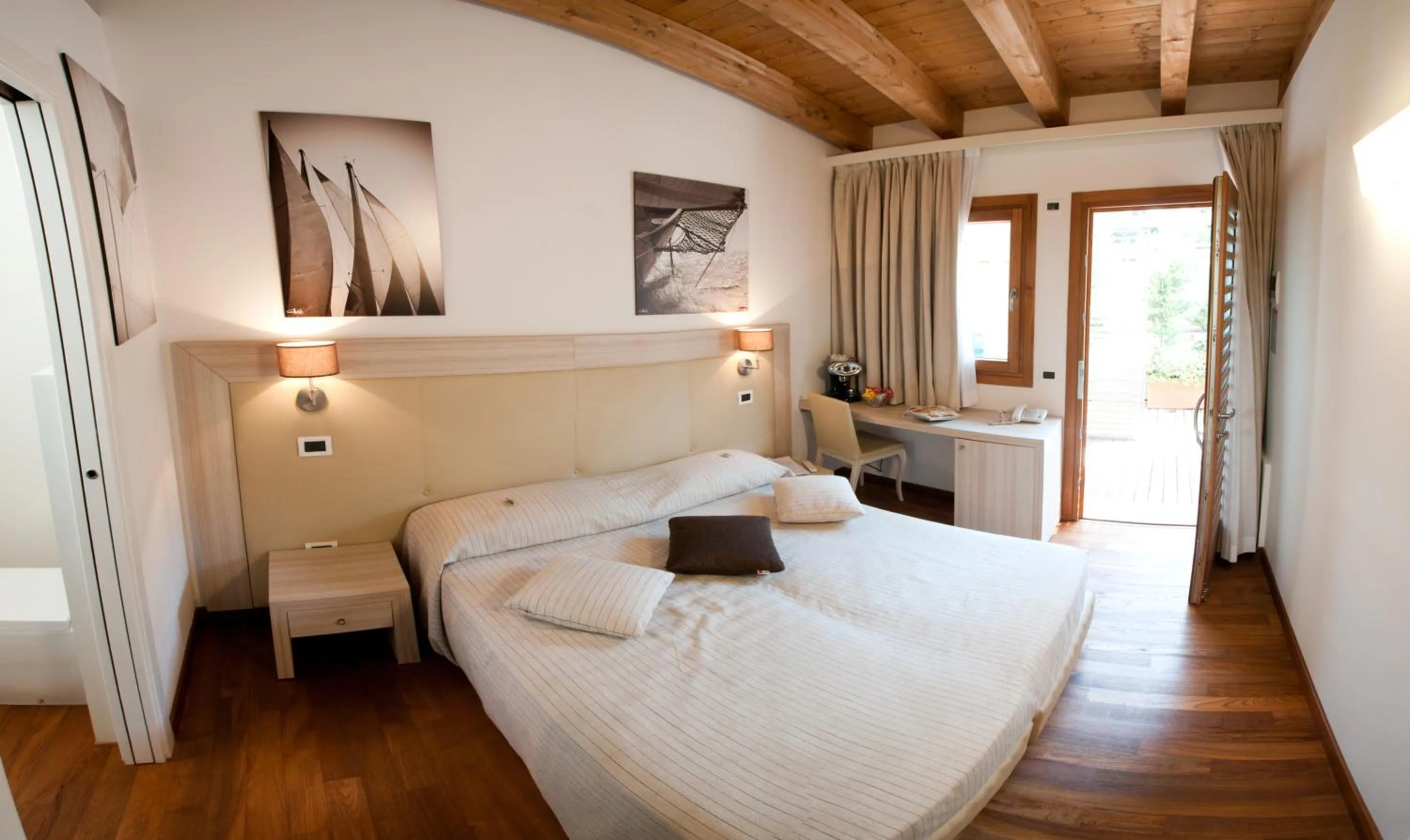 Bed in Tre Merli Beach Hotel