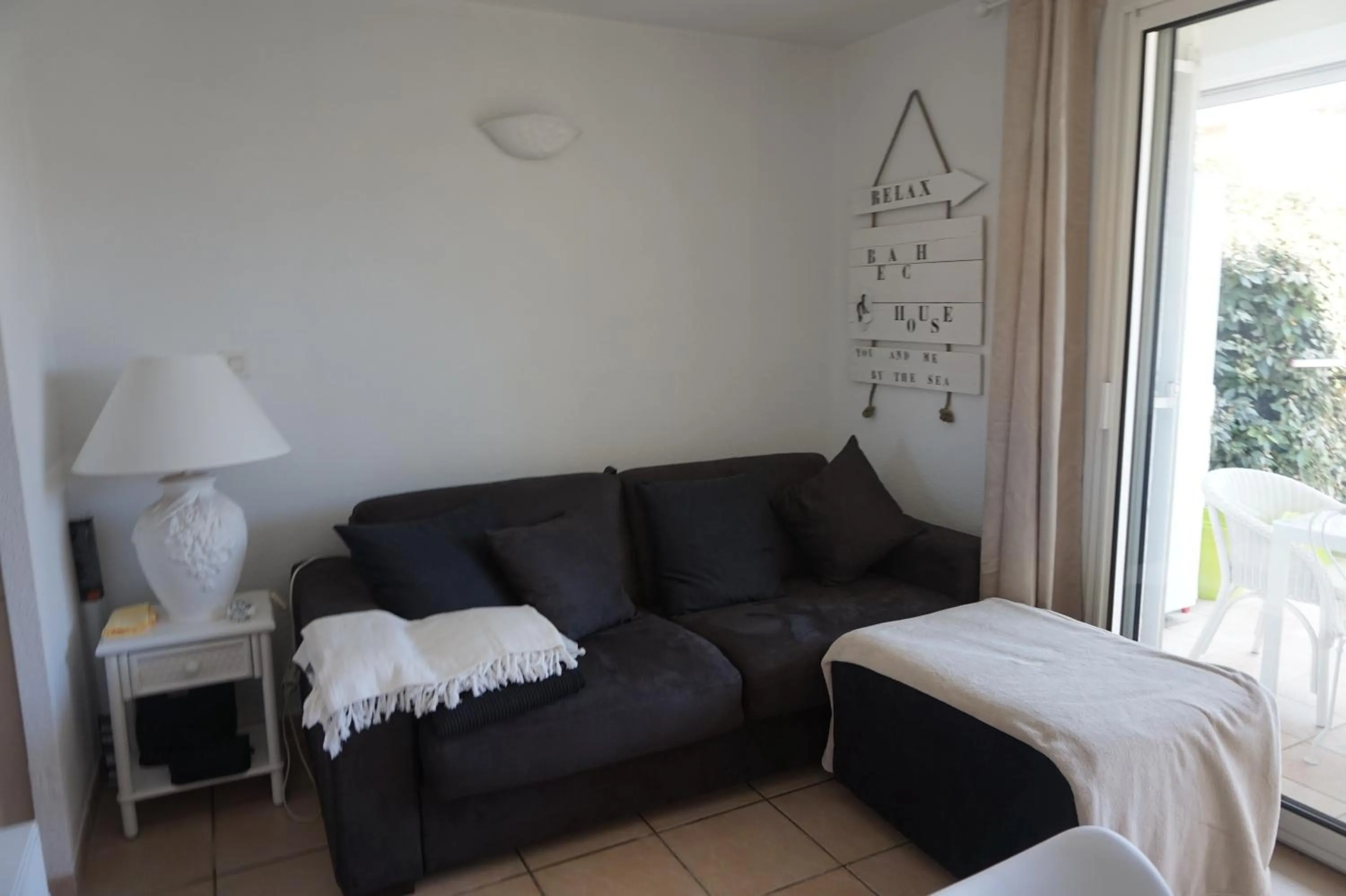 Seating area, Bed in Les Andalouses