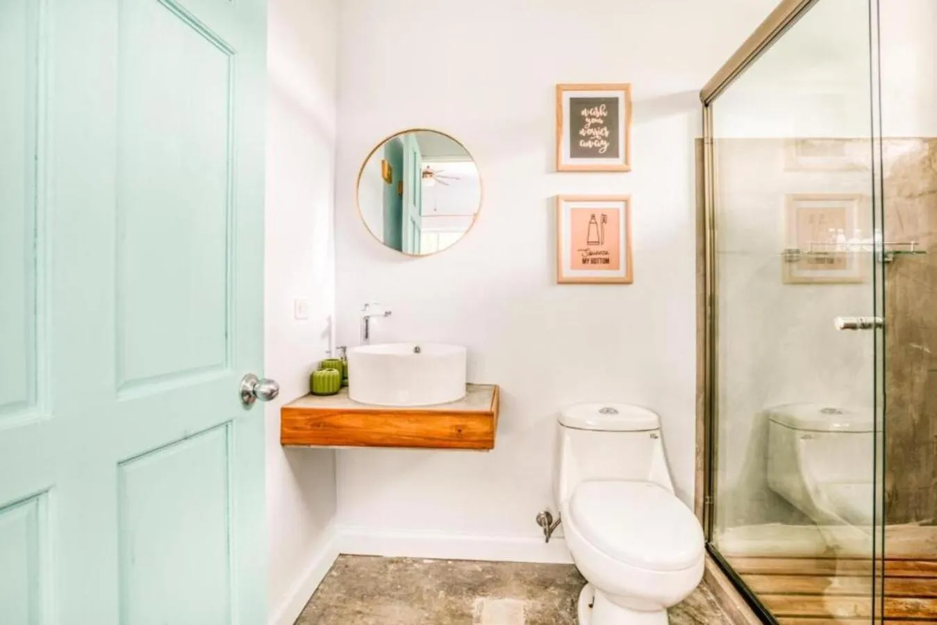 Shower in Viajero La Fortuna Hostel