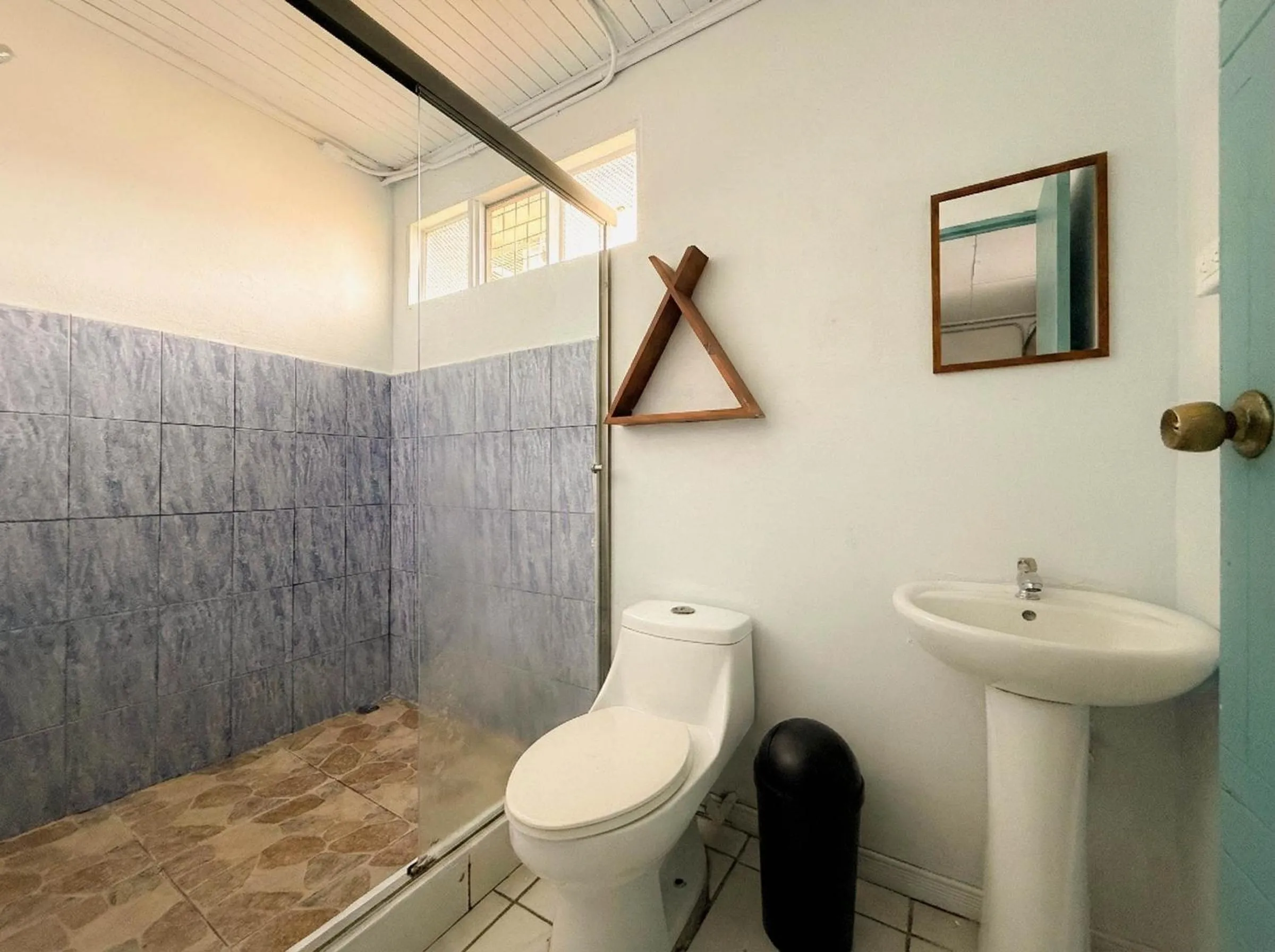 Shower in Viajero La Fortuna Hostel