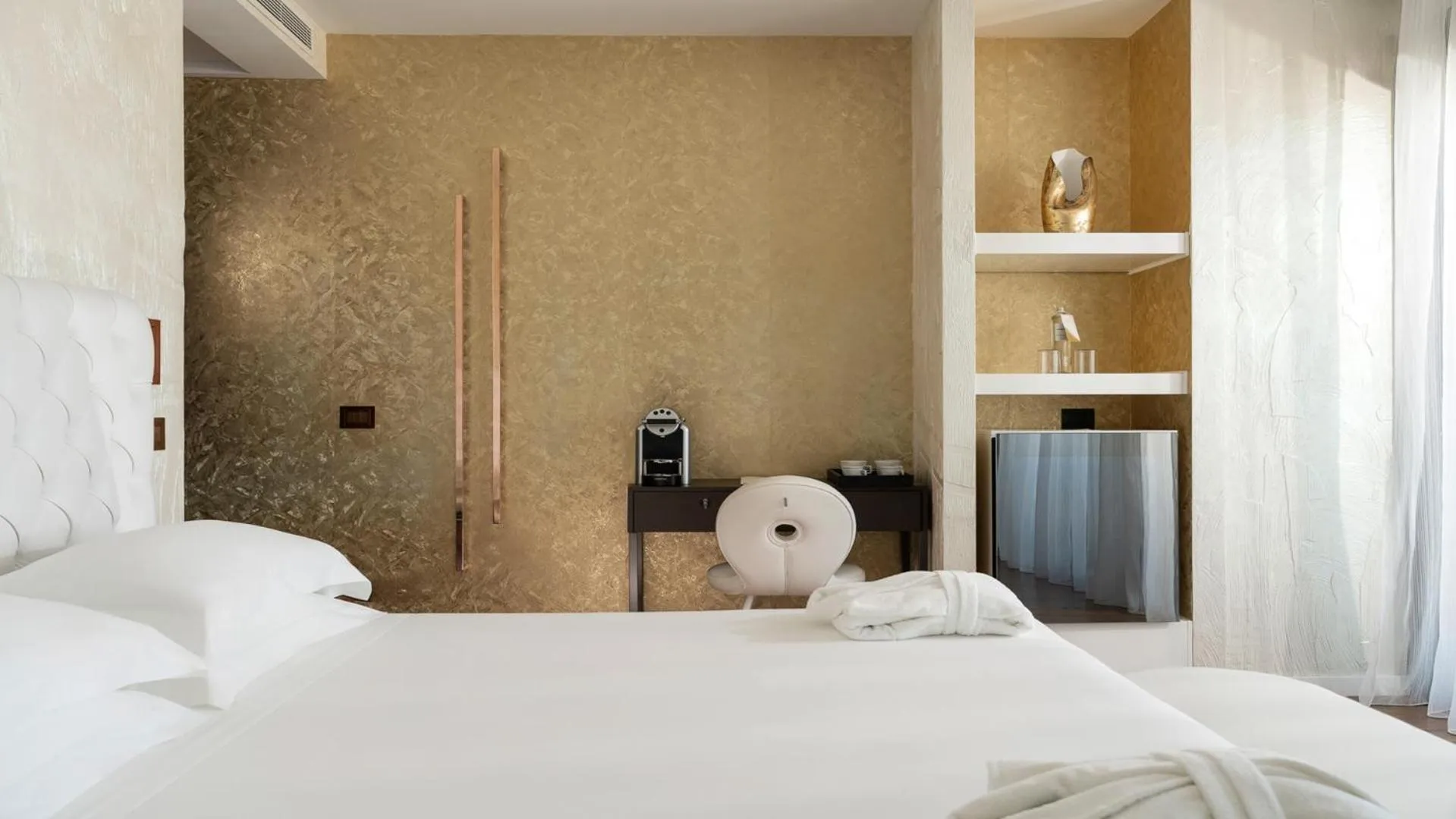 Bedroom, Bed in The Promenade Luxury Wellness Hotel