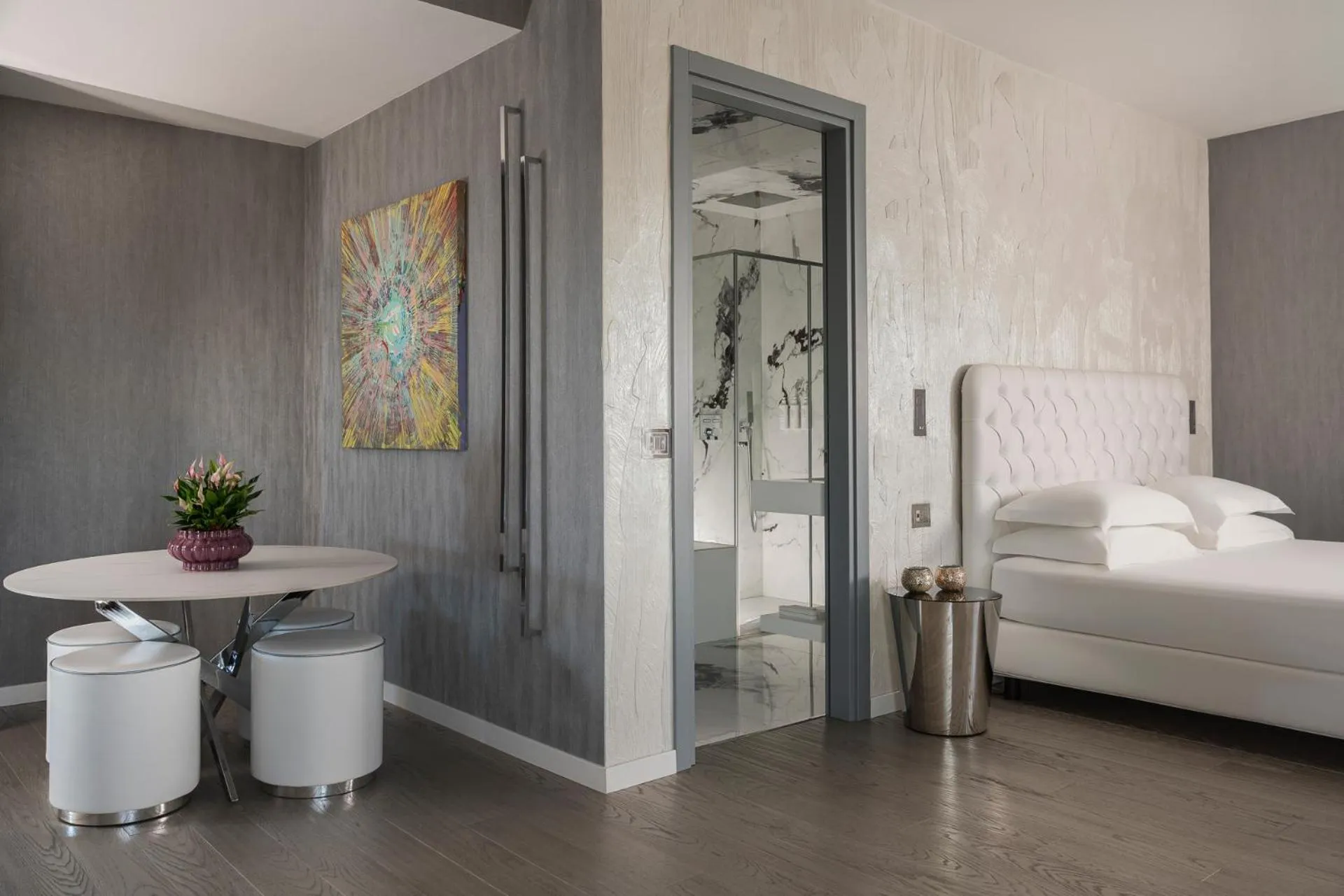 Living room, Bed in The Promenade Luxury Wellness Hotel