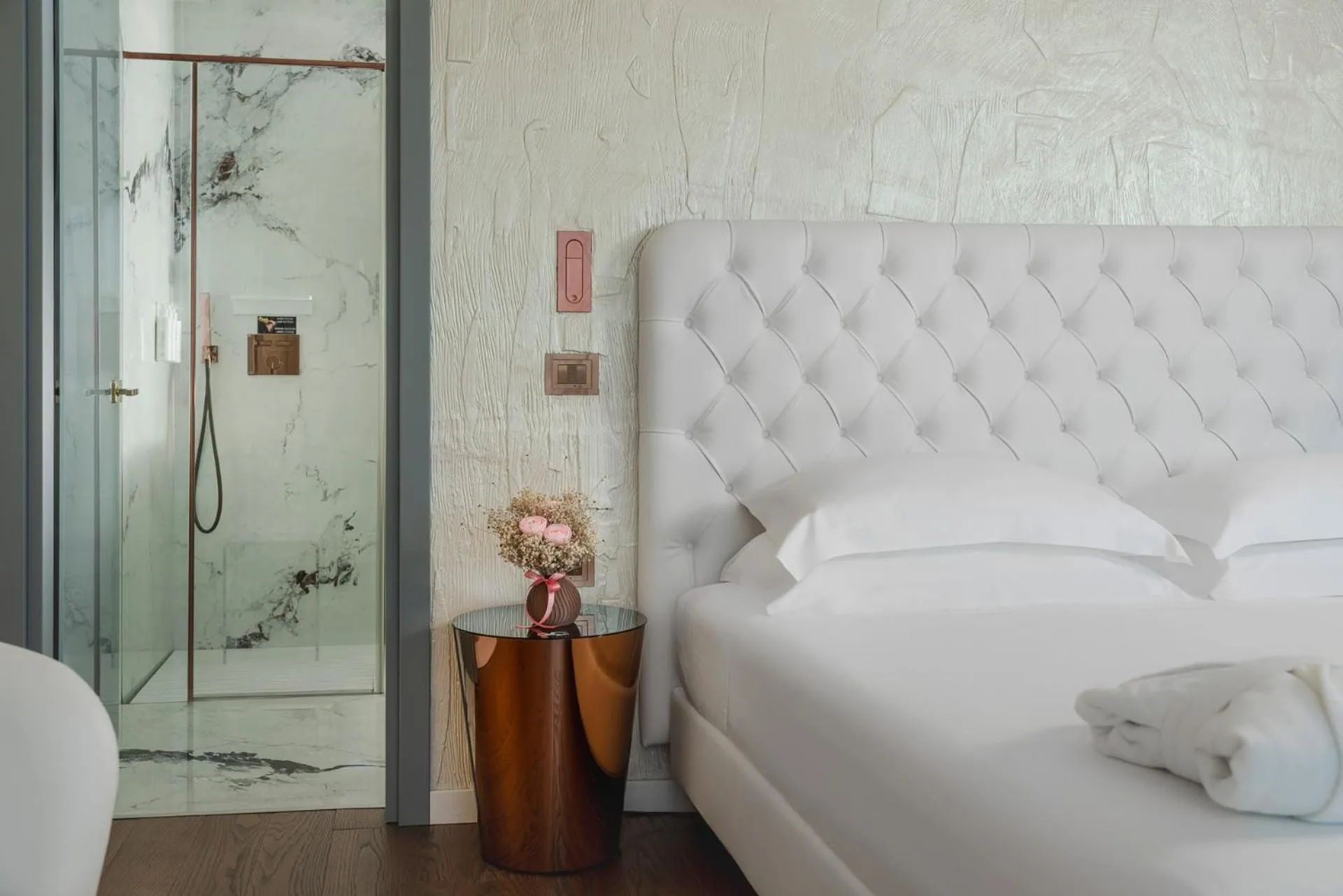 Bathroom, Bed in The Promenade Luxury Wellness Hotel