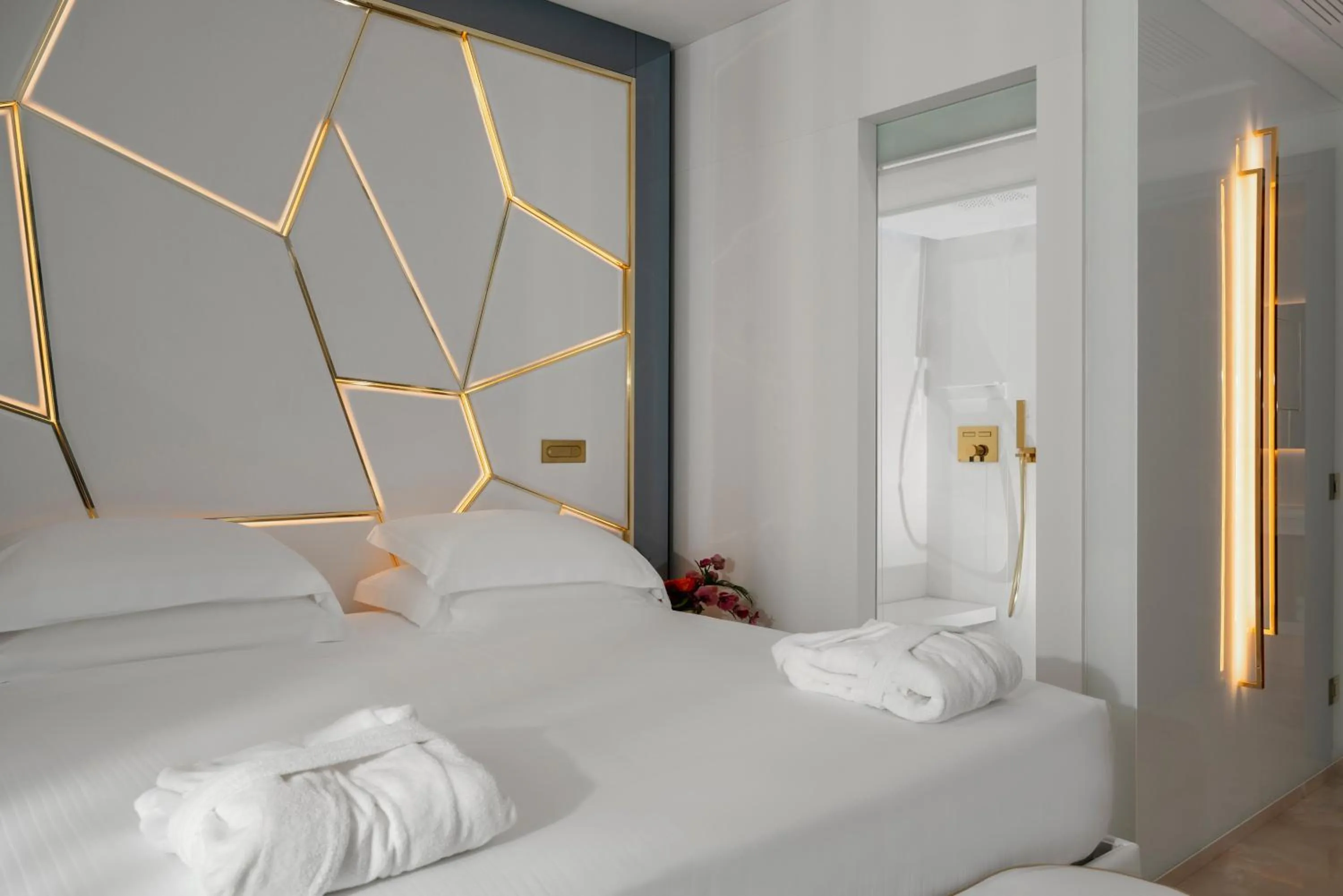 Steam room, Bed in The Promenade Luxury Wellness Hotel