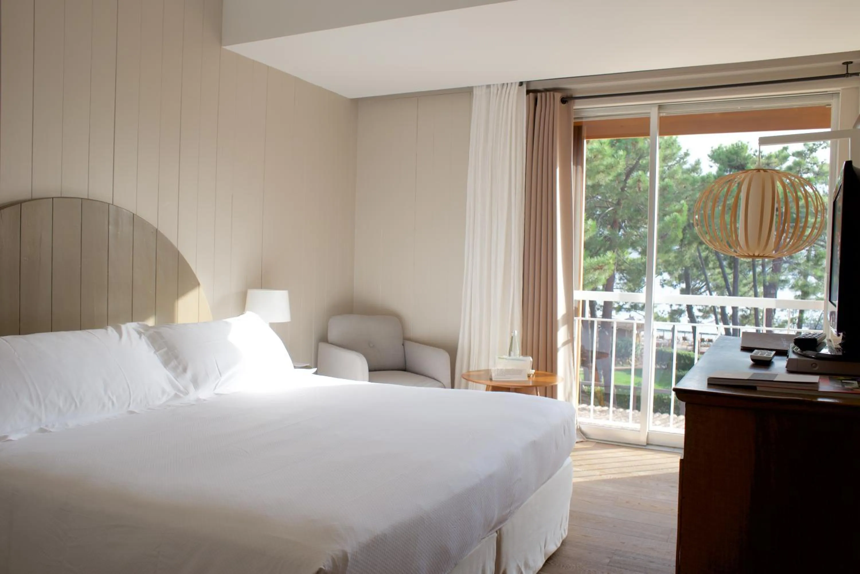 Bed in Grand Hôtel De Cala Rossa & Spa Nucca