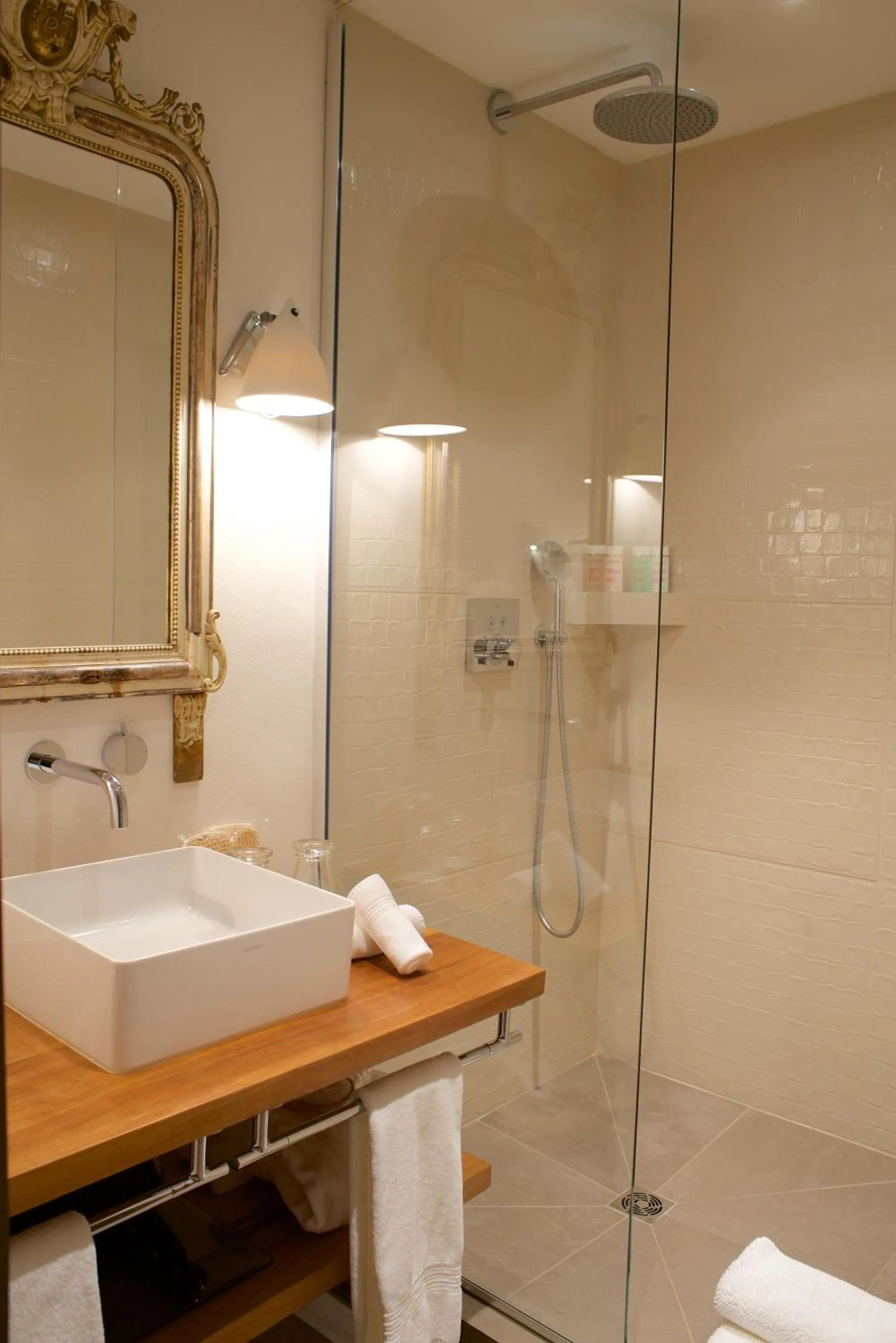 Shower in Grand Hôtel De Cala Rossa & Spa Nucca