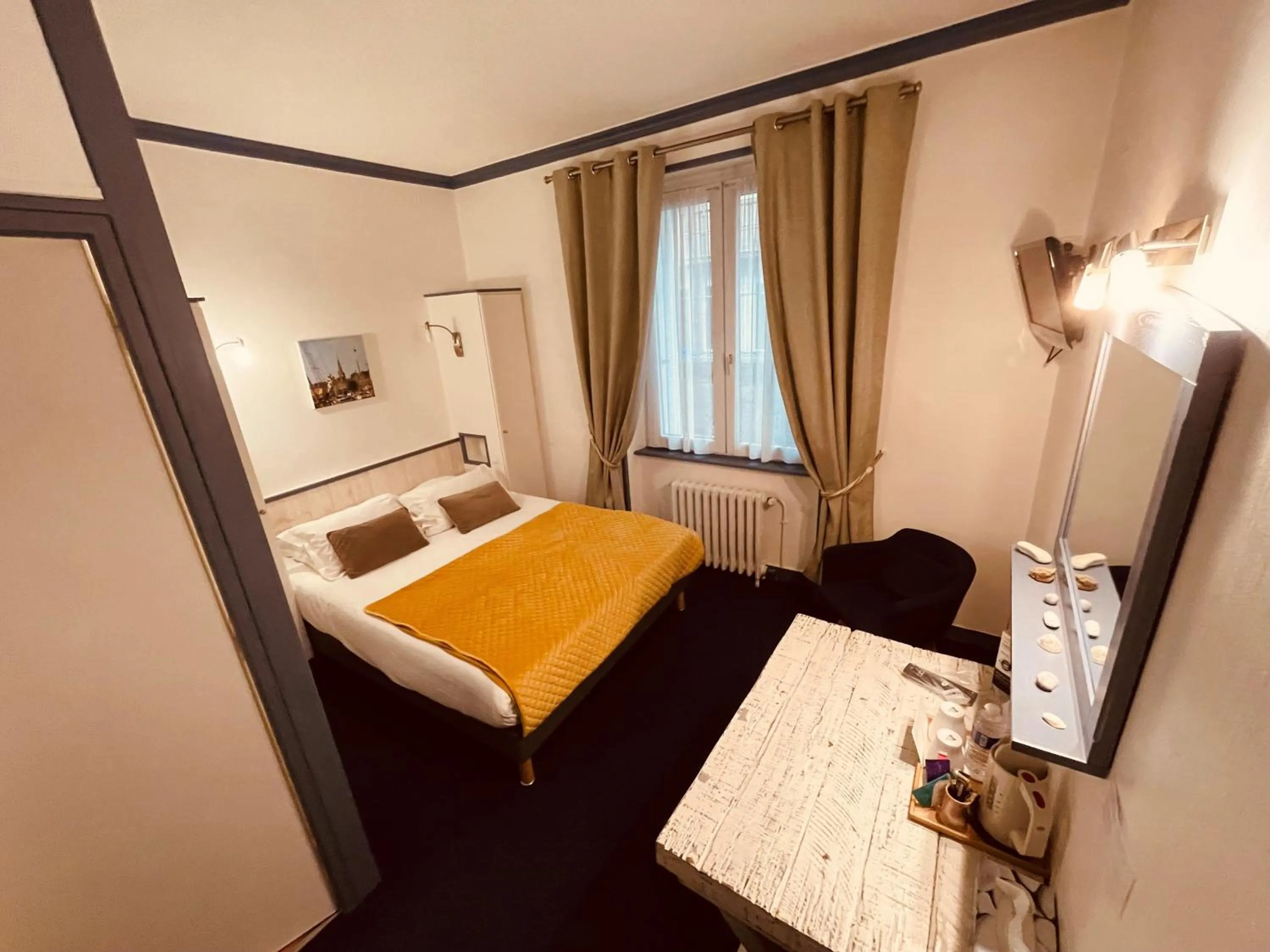 Photo of the whole room, Bed in Hôtel Quic en Groigne