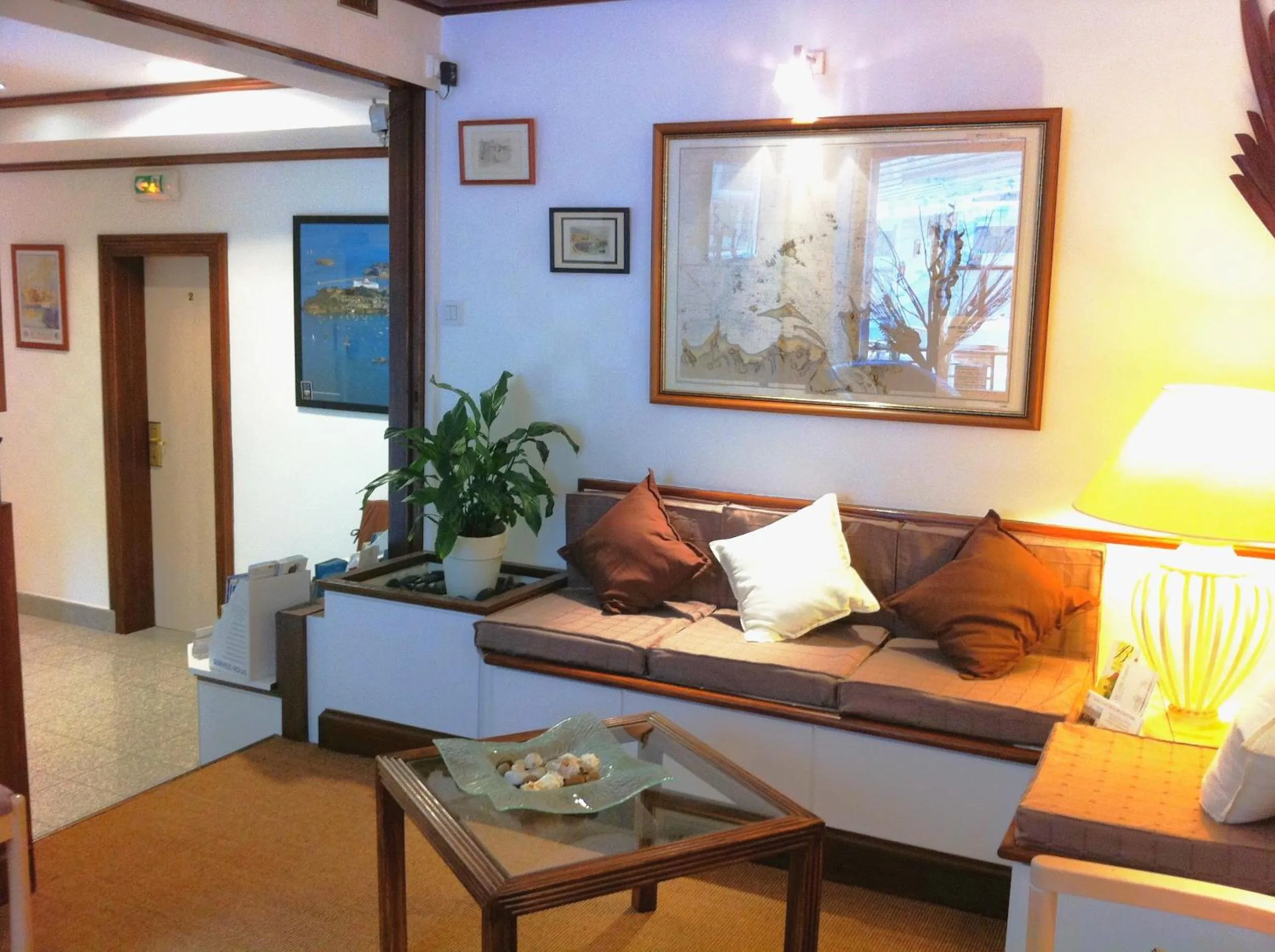 Communal lounge/ TV room in Hôtel Quic en Groigne