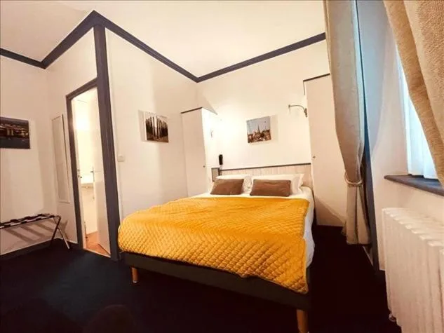 Photo of the whole room, Bed in Hôtel Quic en Groigne