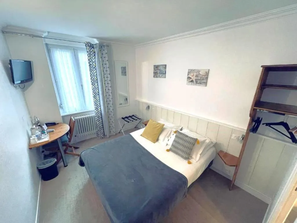 Photo of the whole room, Bed in Hôtel Quic en Groigne