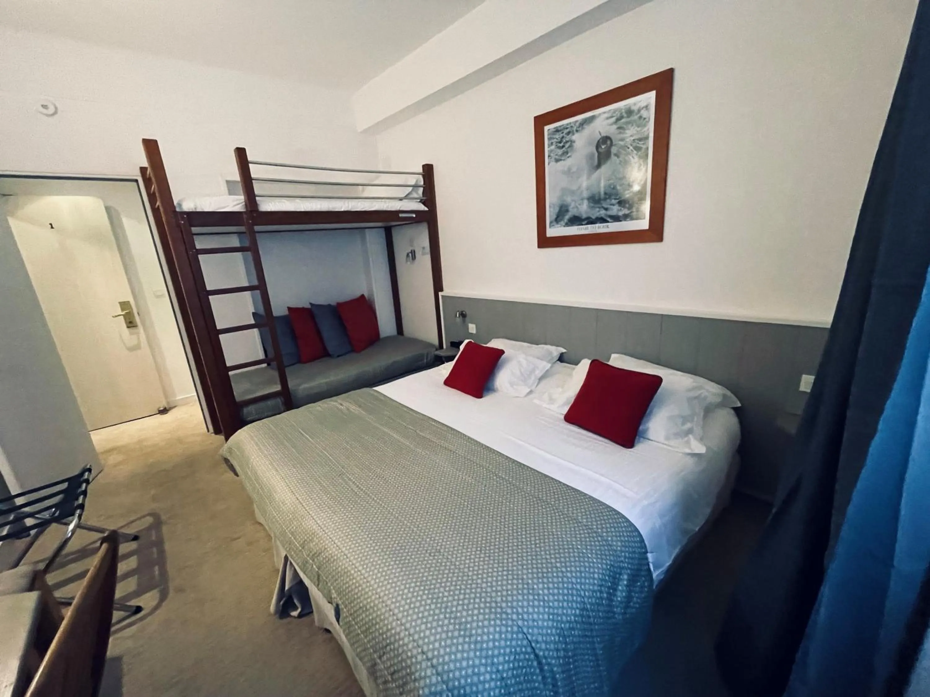 Photo of the whole room, Bed in Hôtel Quic en Groigne