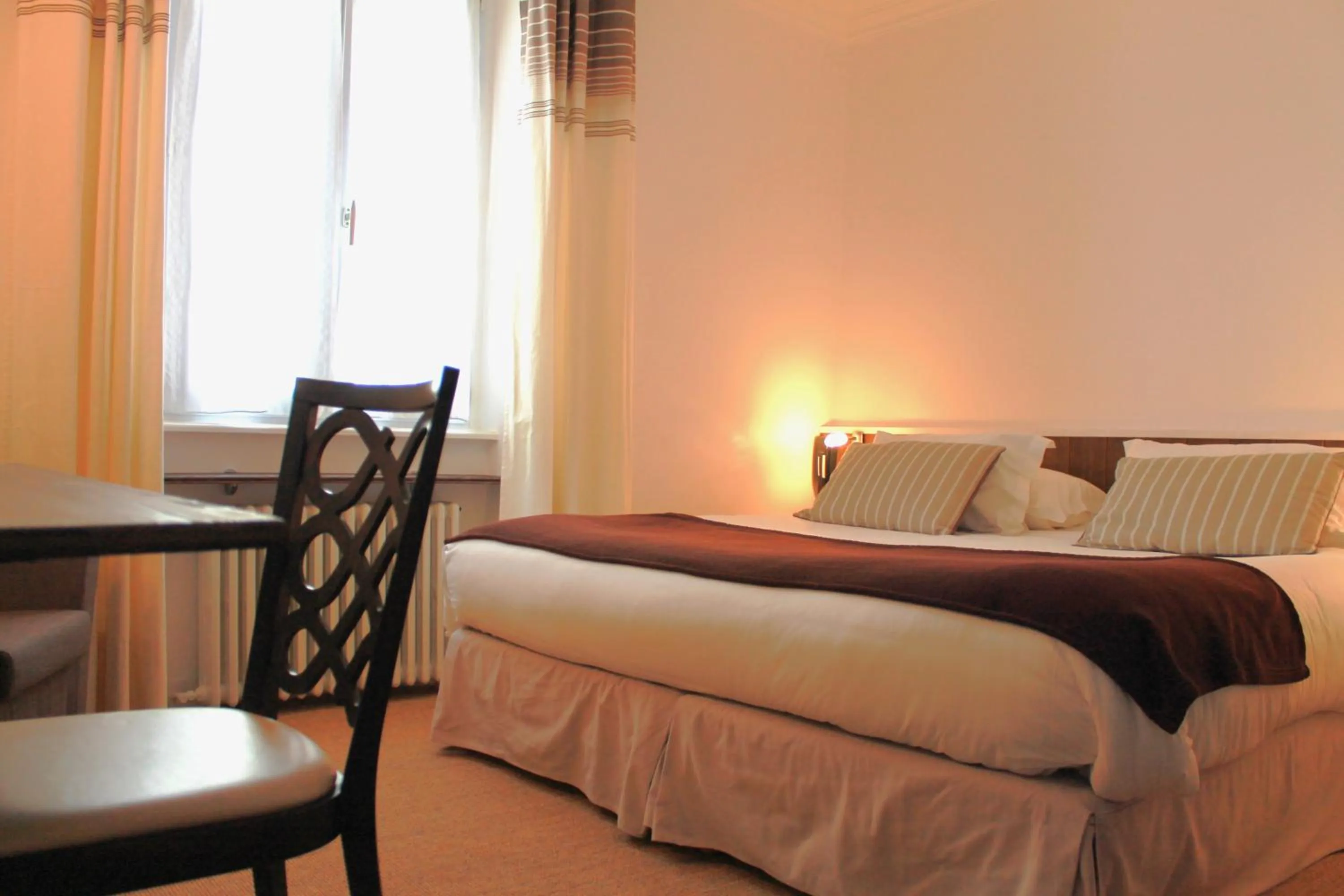 Bedroom, Bed in Hôtel Quic en Groigne