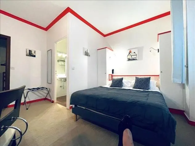 Photo of the whole room, Bed in Hôtel Quic en Groigne