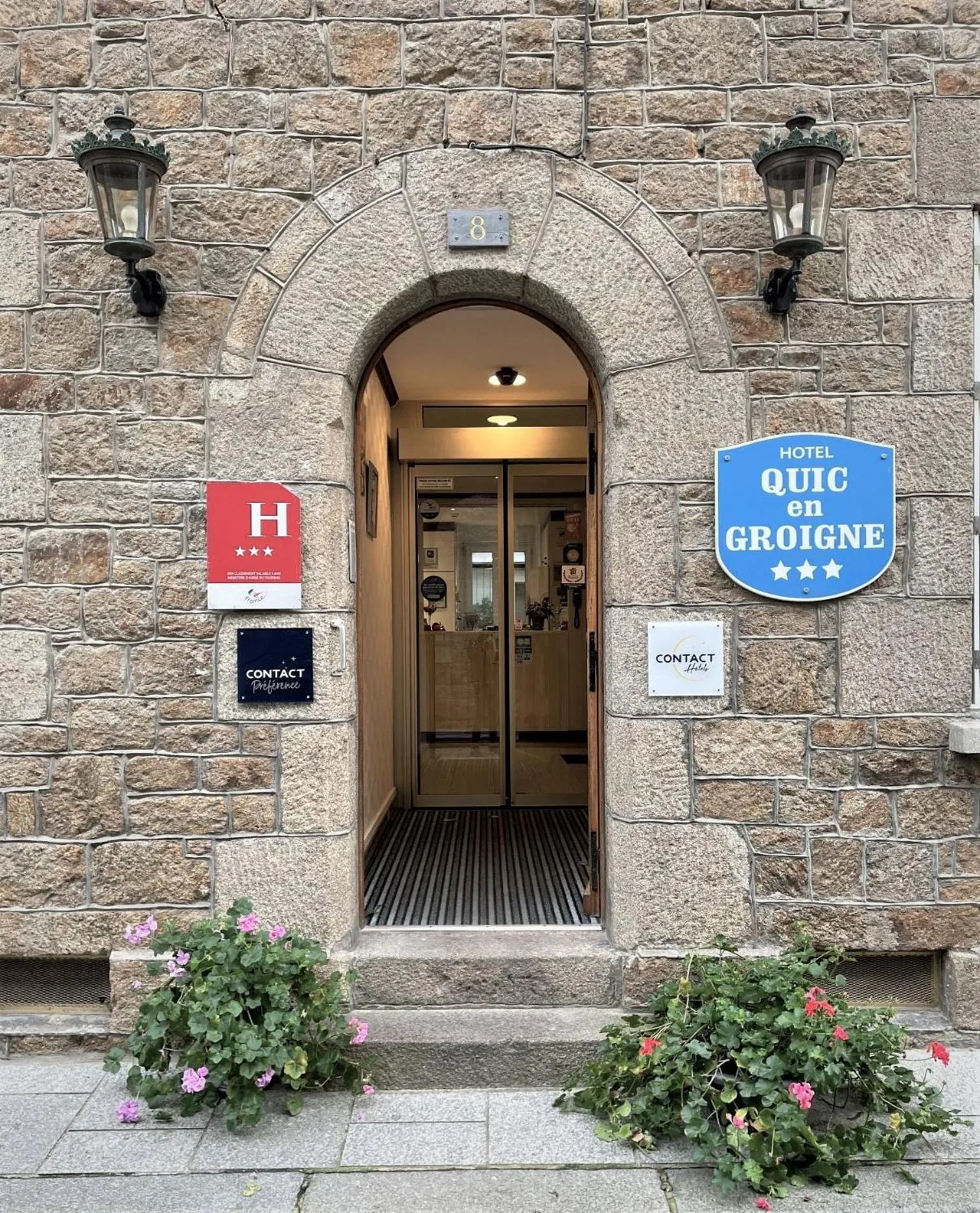 Facade/entrance in Hôtel Quic en Groigne
