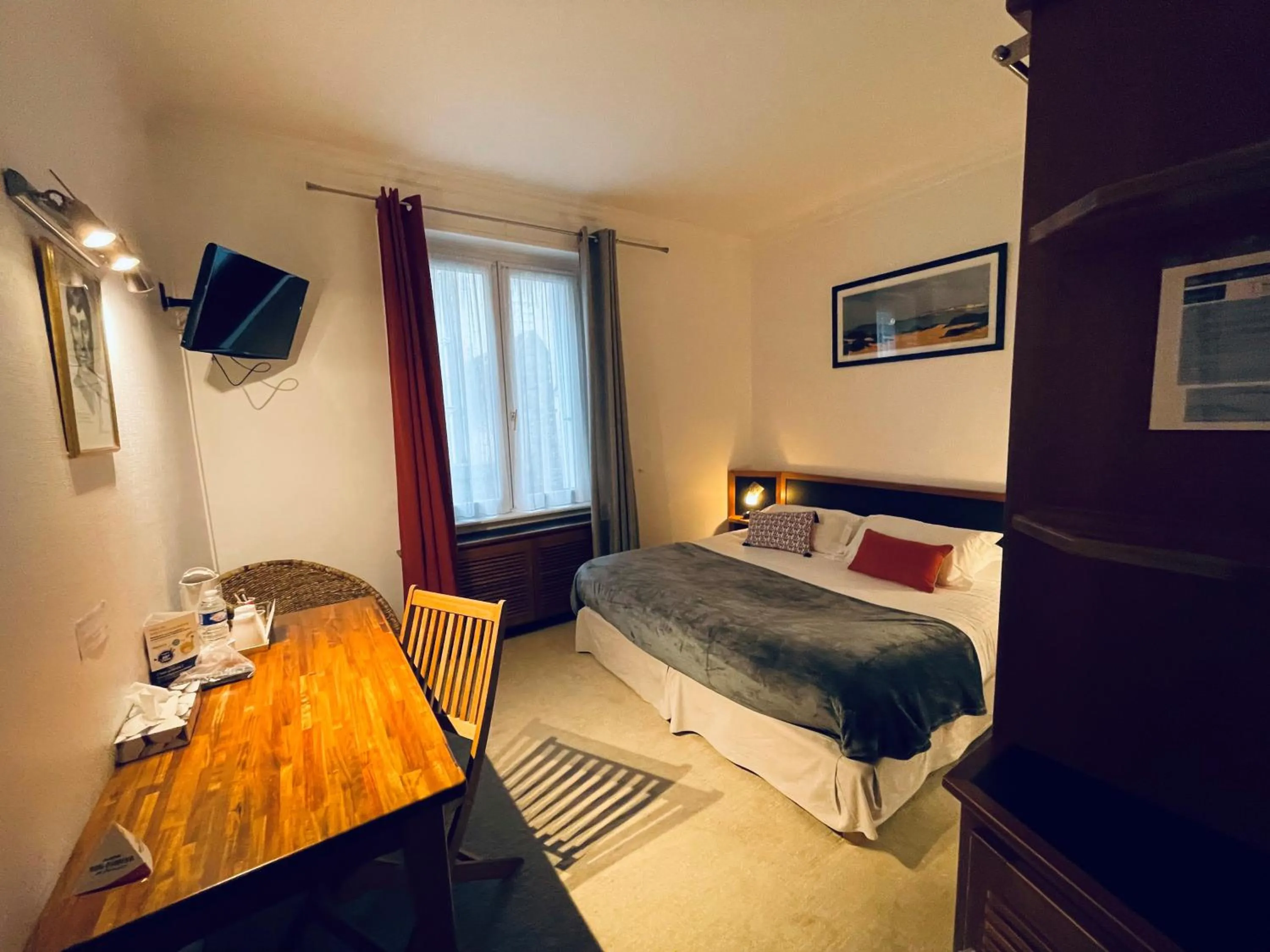 Photo of the whole room, Bed in Hôtel Quic en Groigne