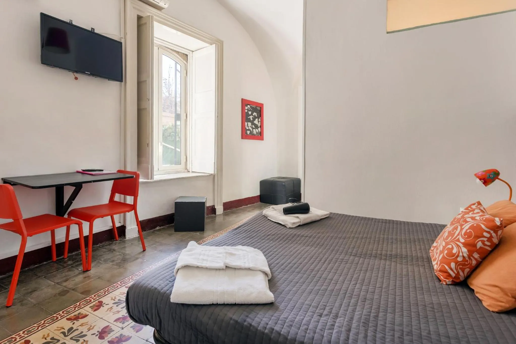 Bed in Da Gianni e Lucia Rooms with bathroom in the city center