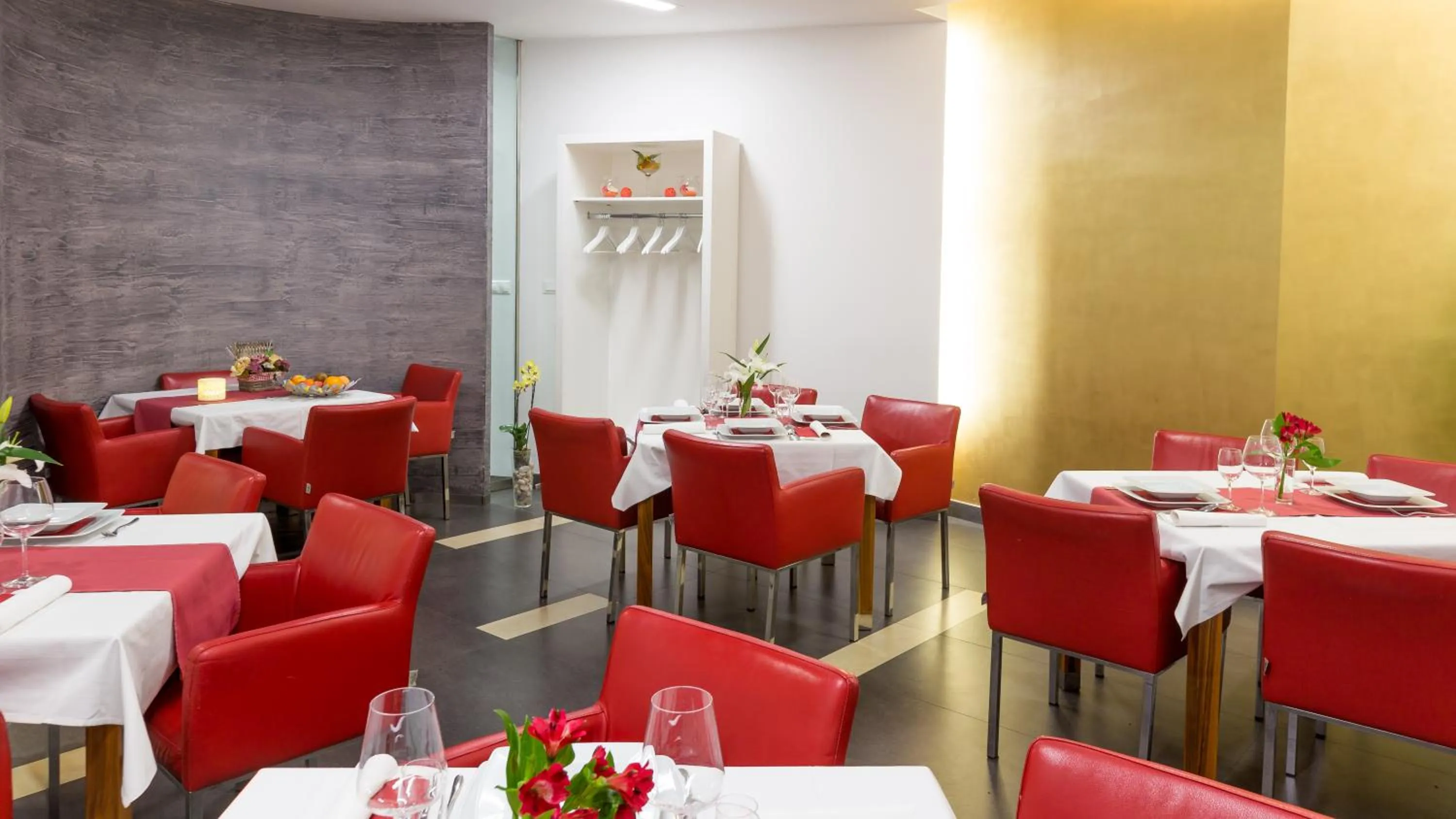 Restaurant/places to eat in Dream Hotel