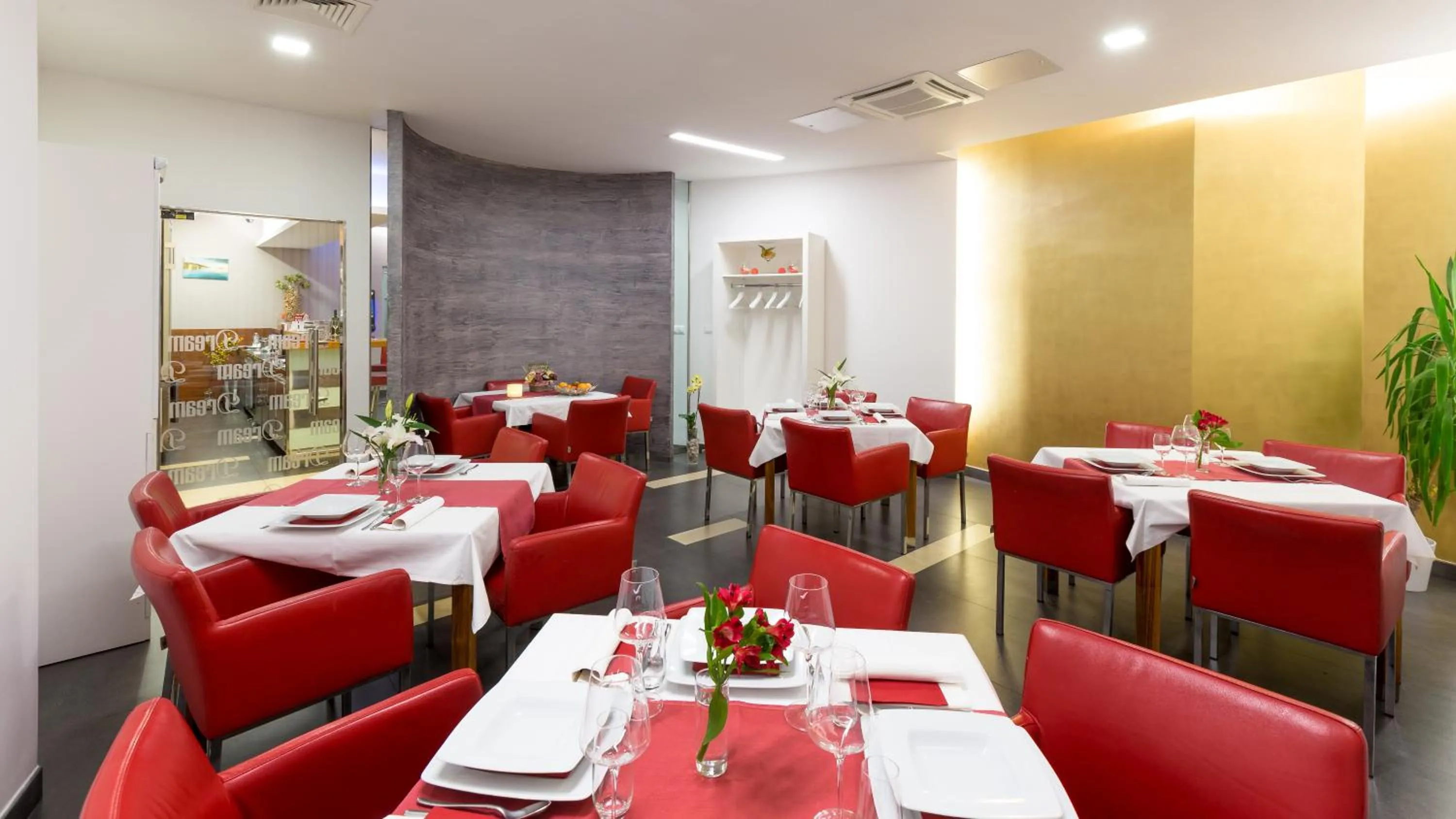 Restaurant/places to eat in Dream Hotel