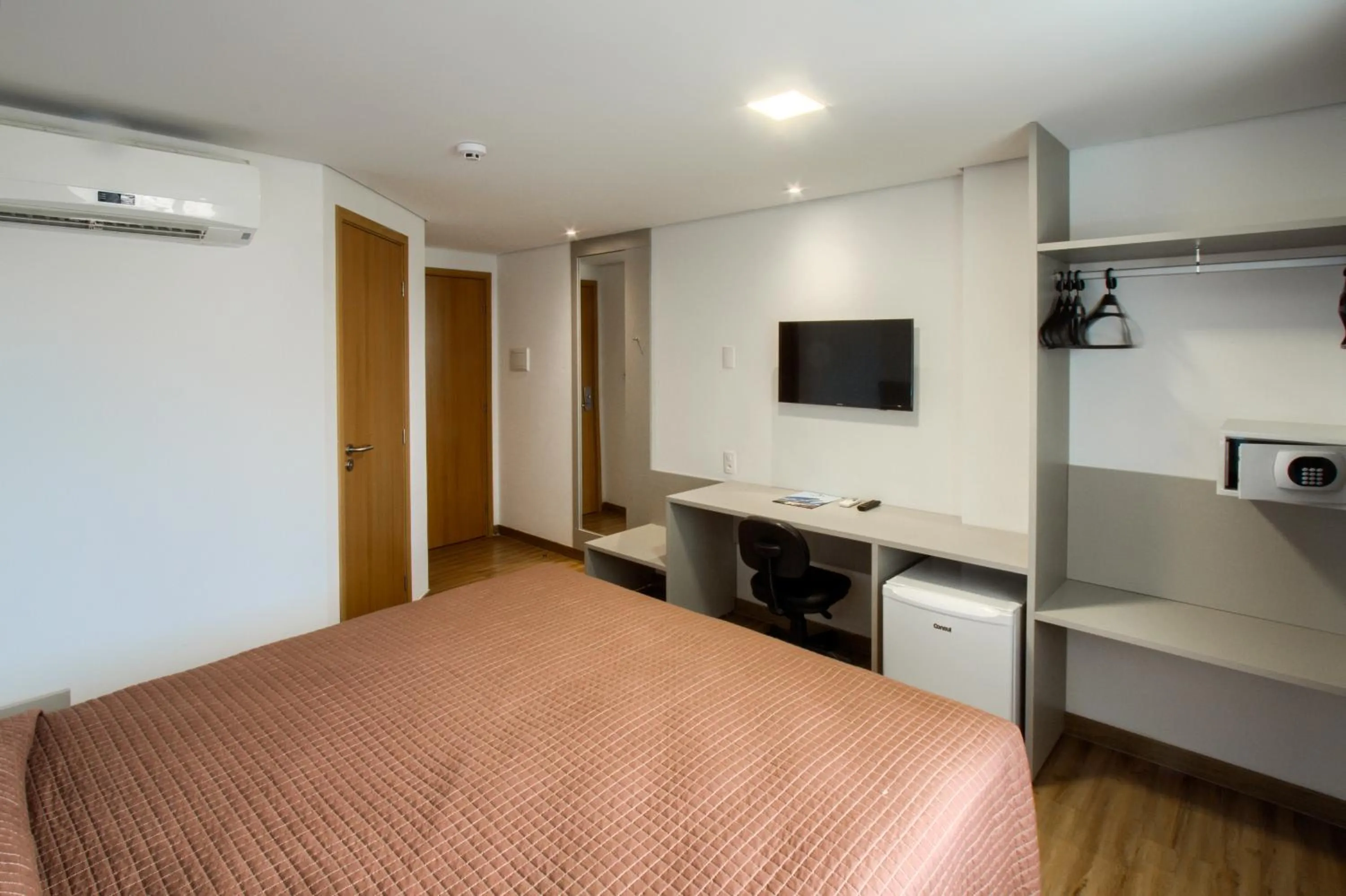 Property building, Bed in Marante Executive Hotel