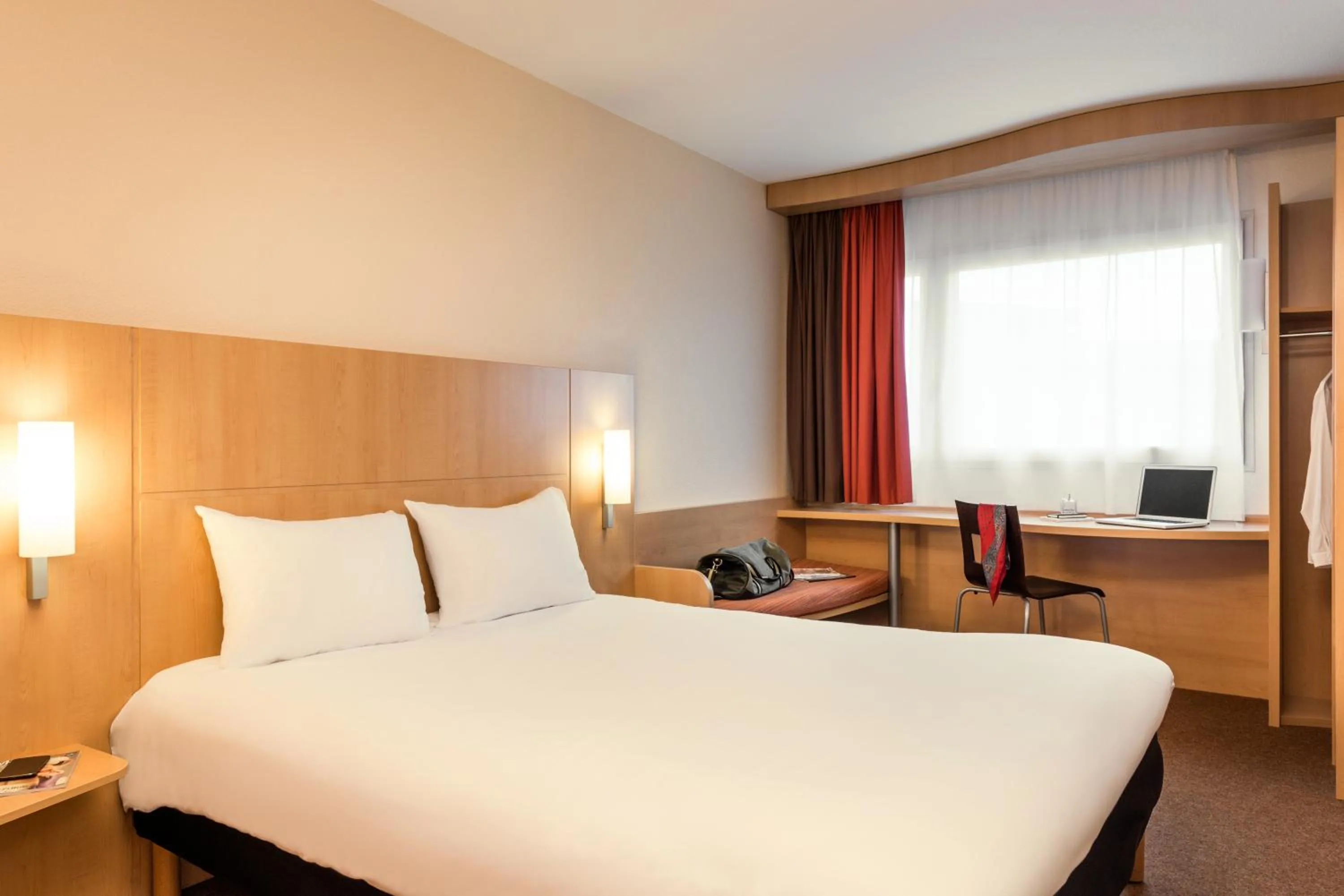 Photo of the whole room, Bed in ibis Mulhouse Centre Filature