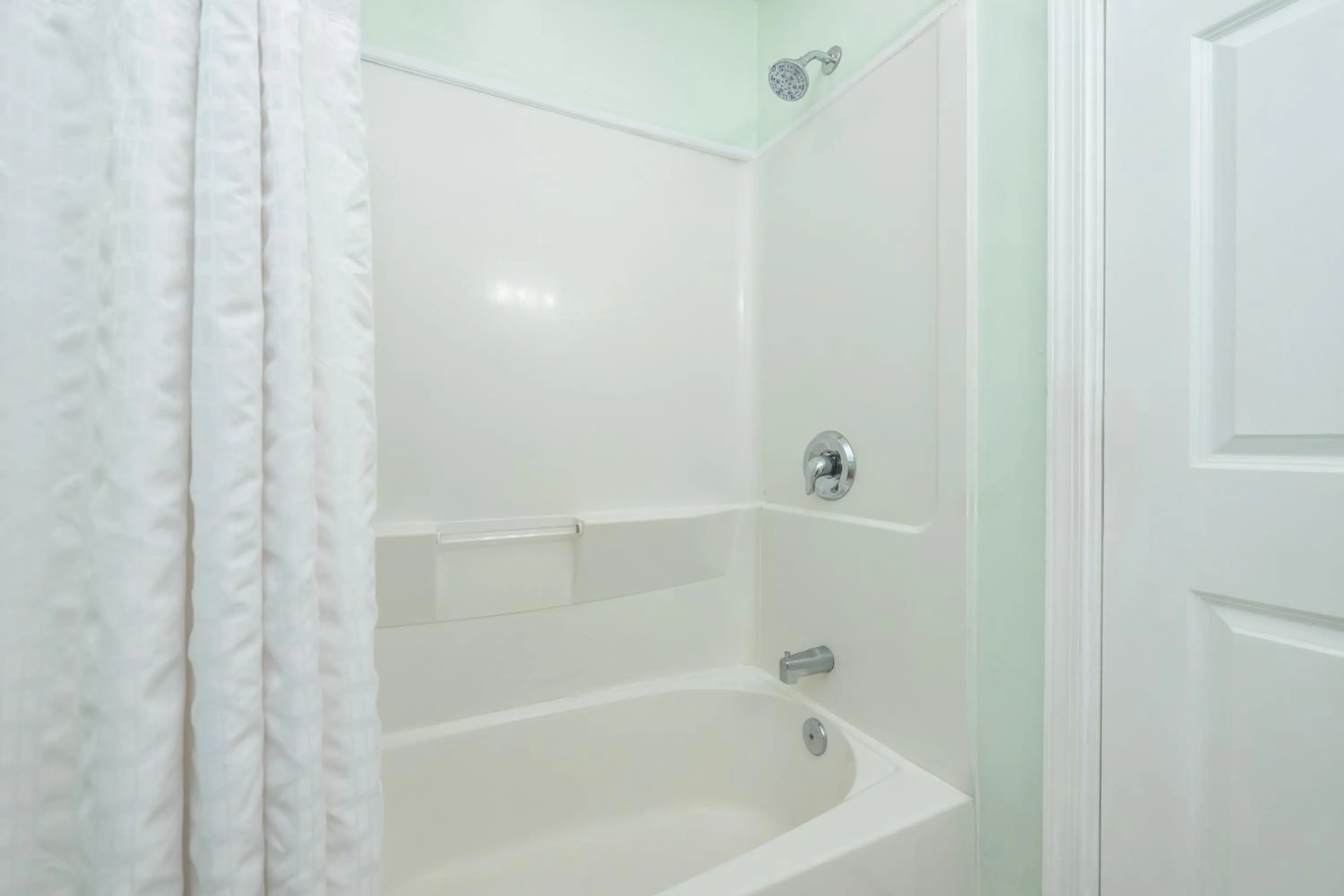 Shower in Drifting Sands Oceanfront Hotel