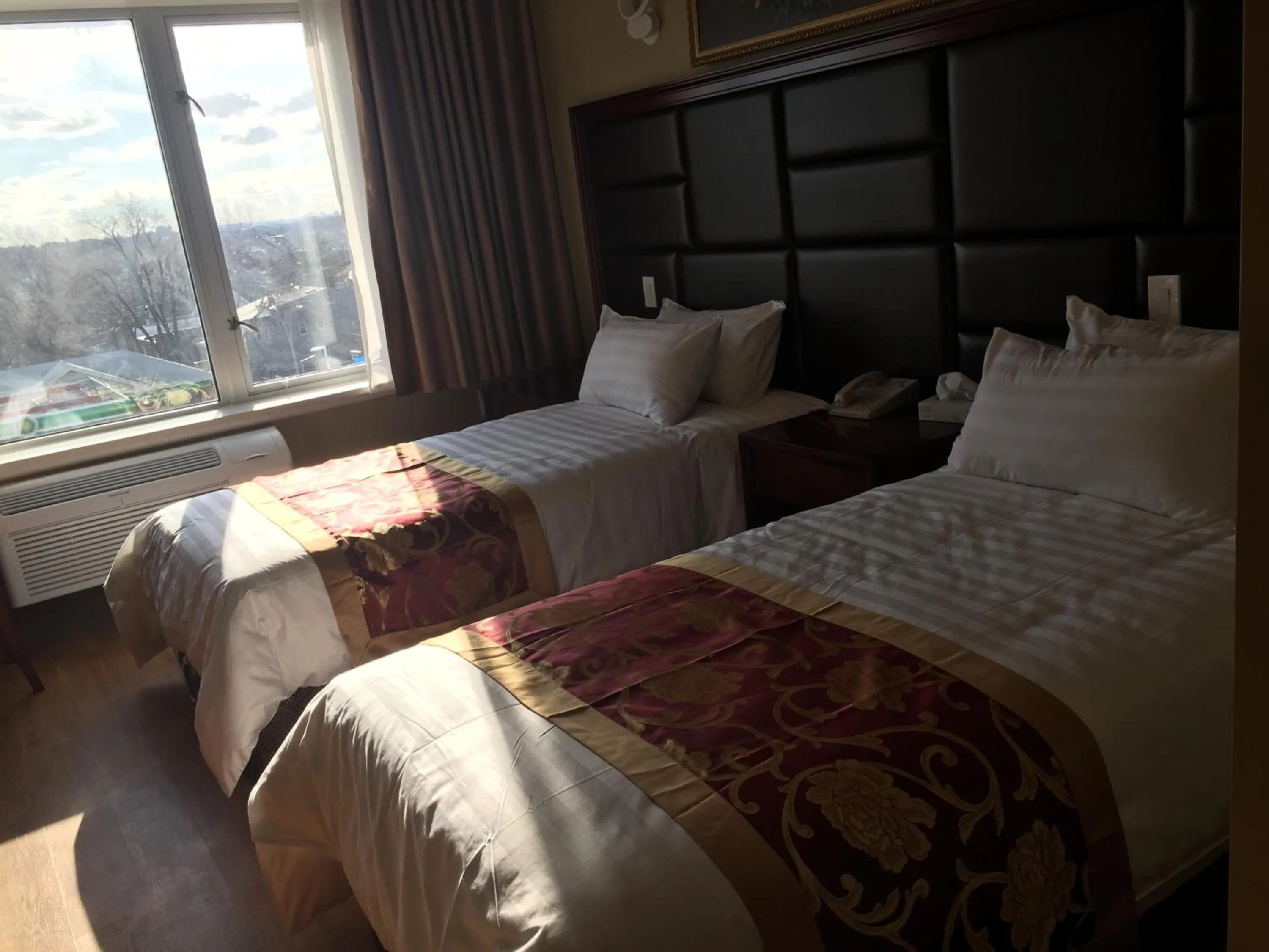 Bed in The Queens Hotel