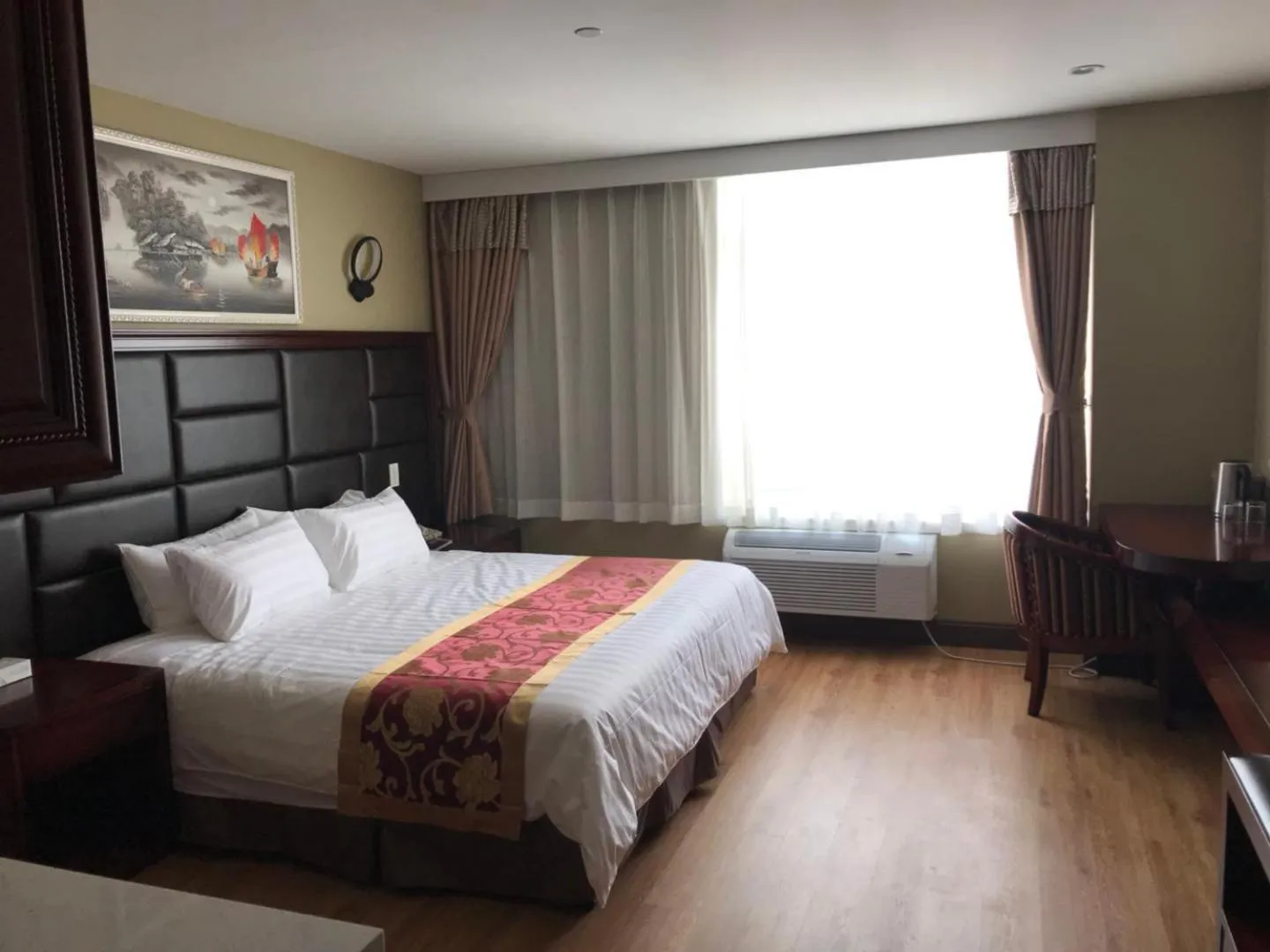 Bed in The Queens Hotel