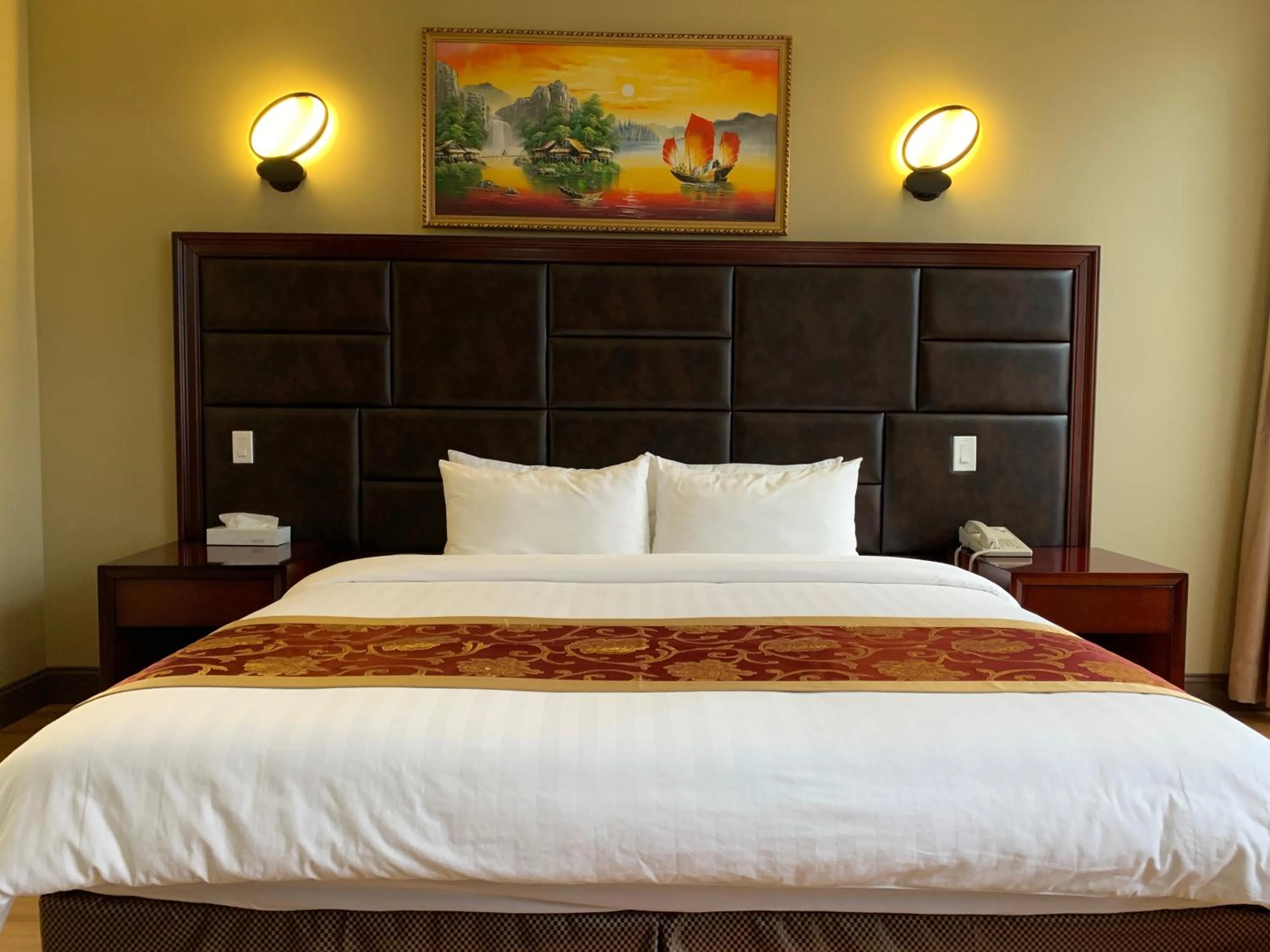 Bed in The Queens Hotel