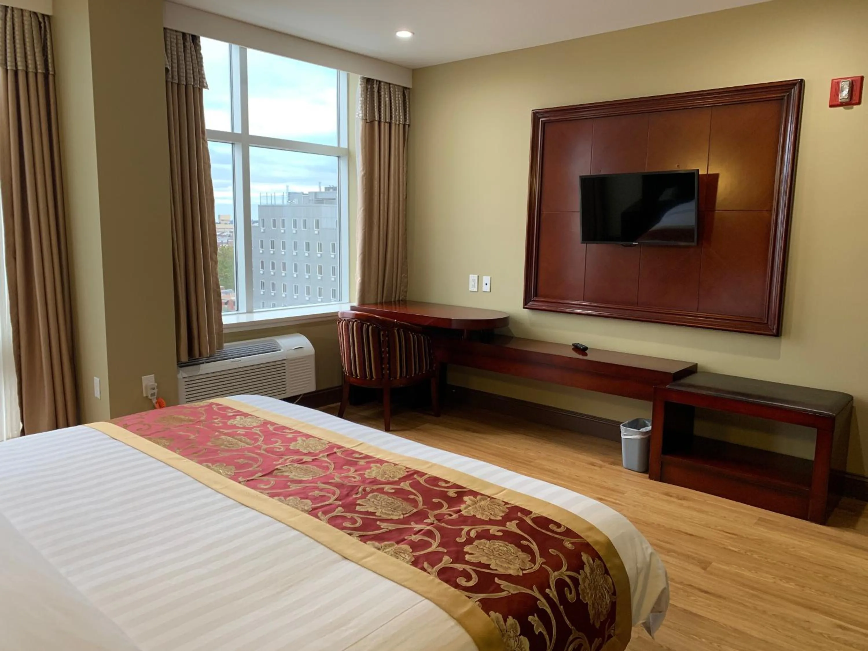 Bed in The Queens Hotel