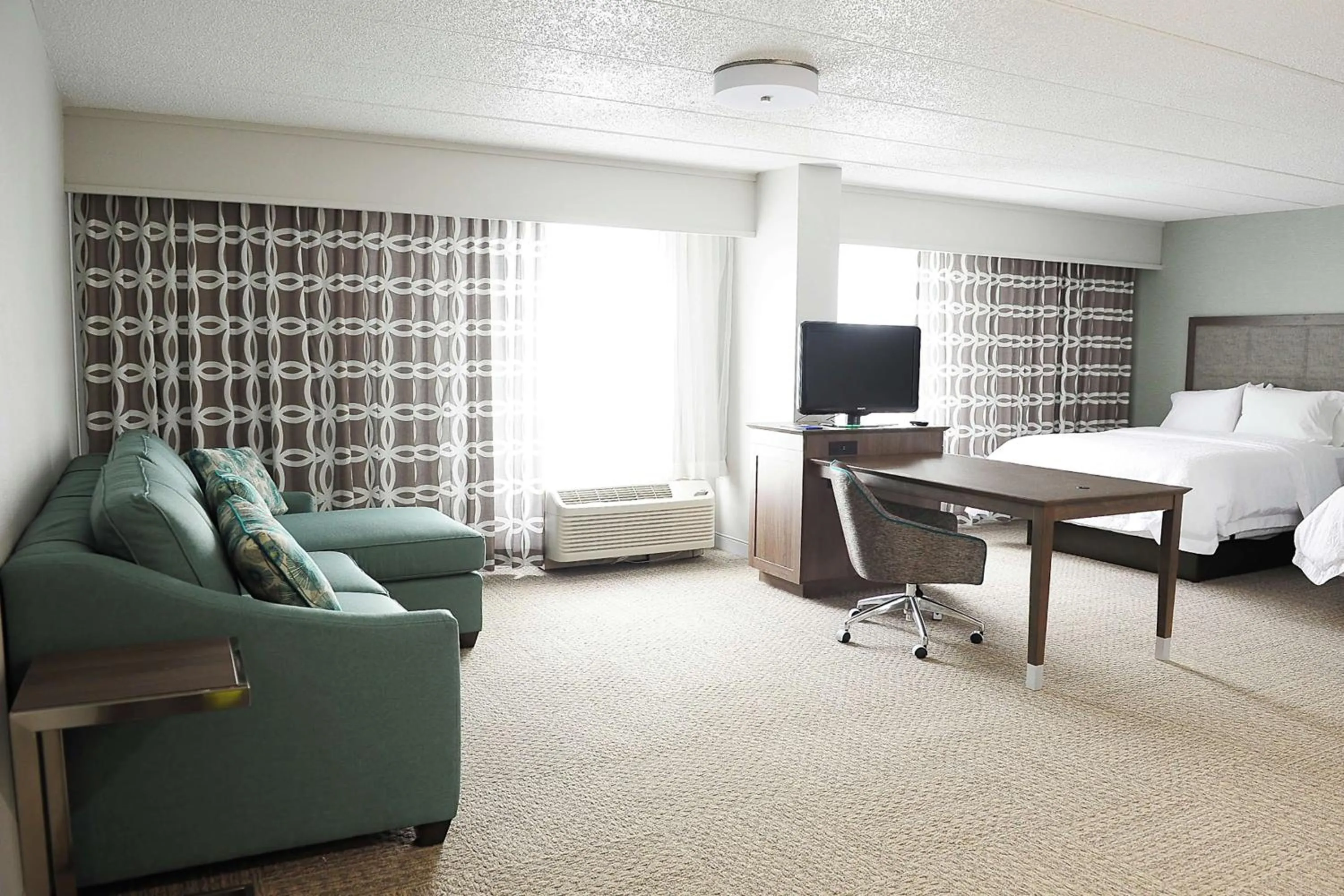 Bedroom, Bed in DoubleTree by Hilton Dulles Airport-Sterling