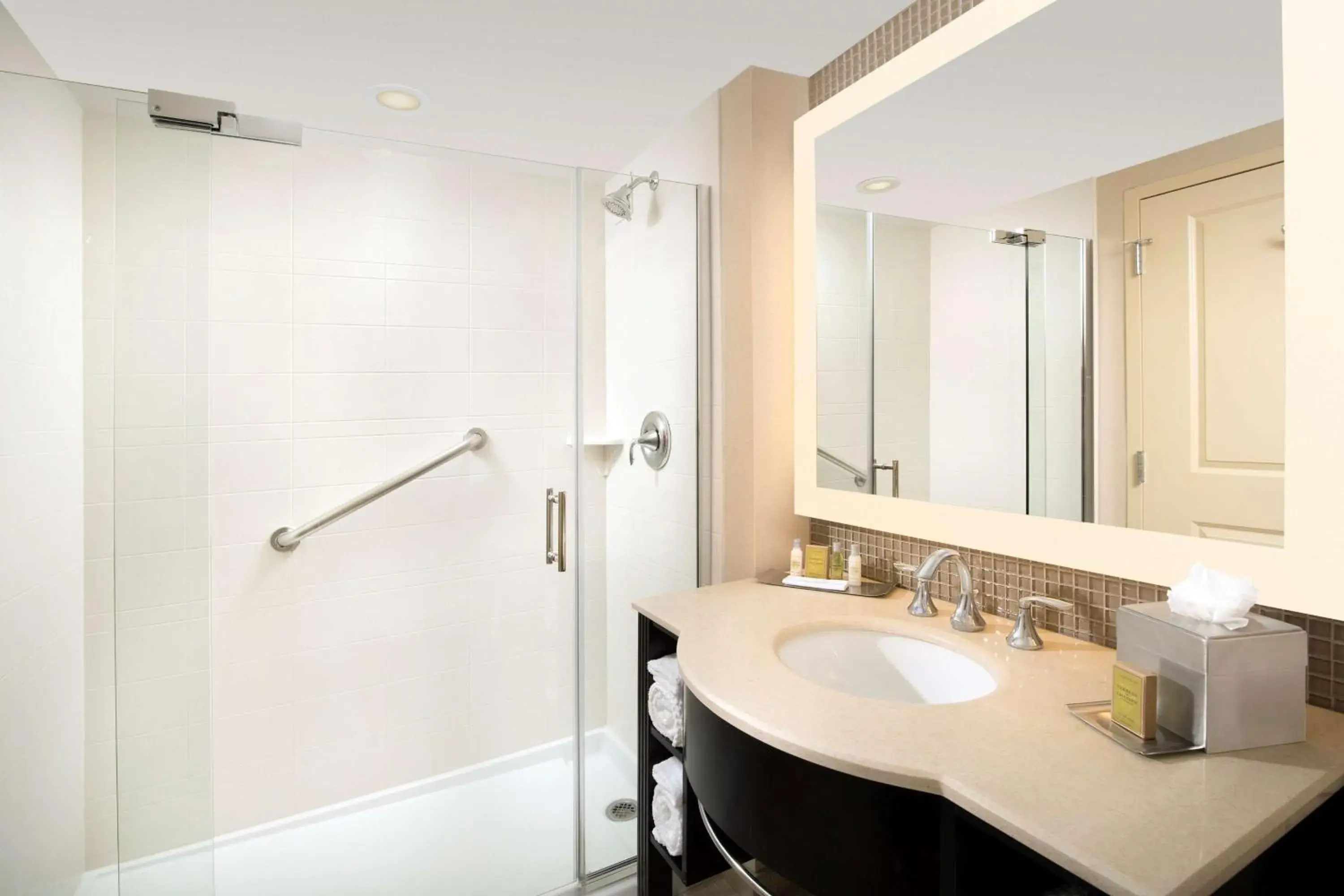 Deluxe King Room in DoubleTree by Hilton Dulles Airport-Sterling Deluxe King Room in DoubleTree by Hilton Dulles Airport-Sterling