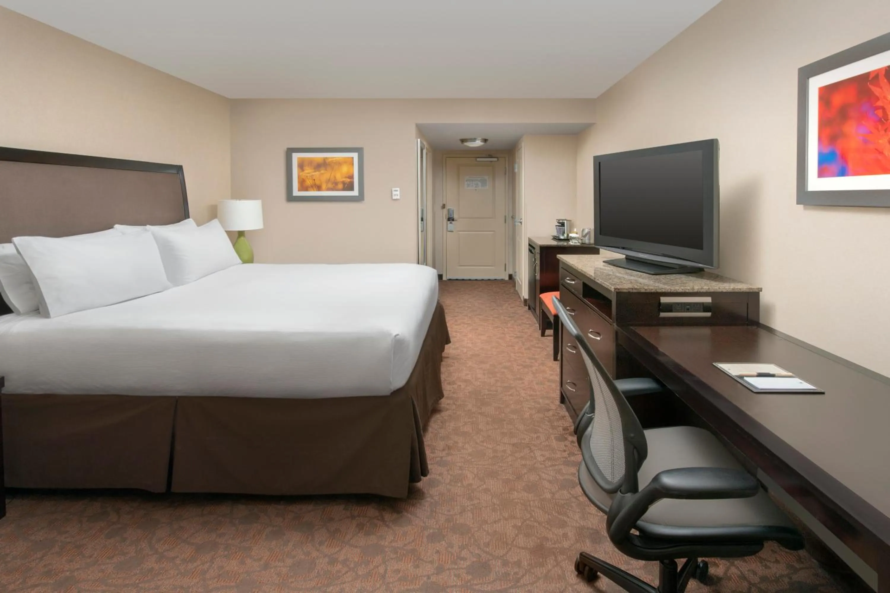 Bedroom, Bed in DoubleTree by Hilton Dulles Airport-Sterling