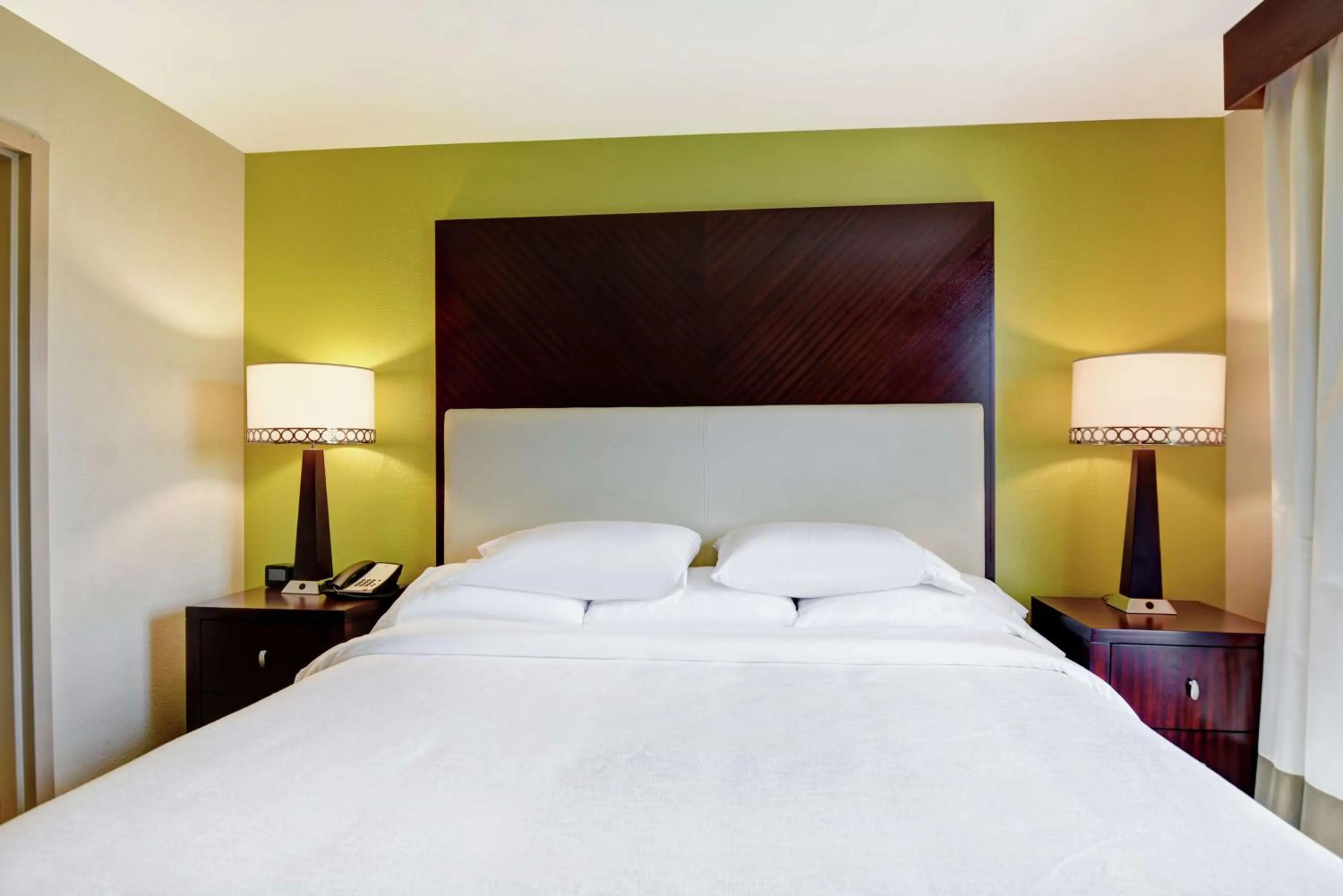 Bed in Embassy Suites Savannah Airport