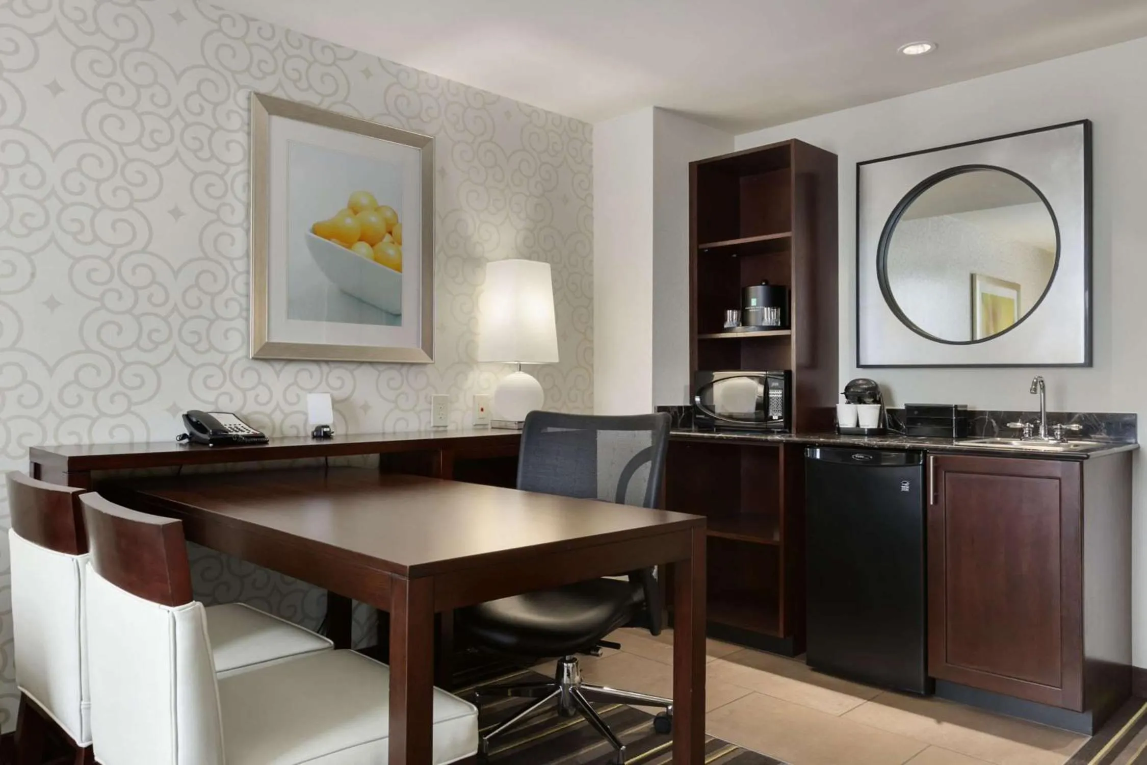 Kitchen or kitchenette in Embassy Suites Savannah Airport