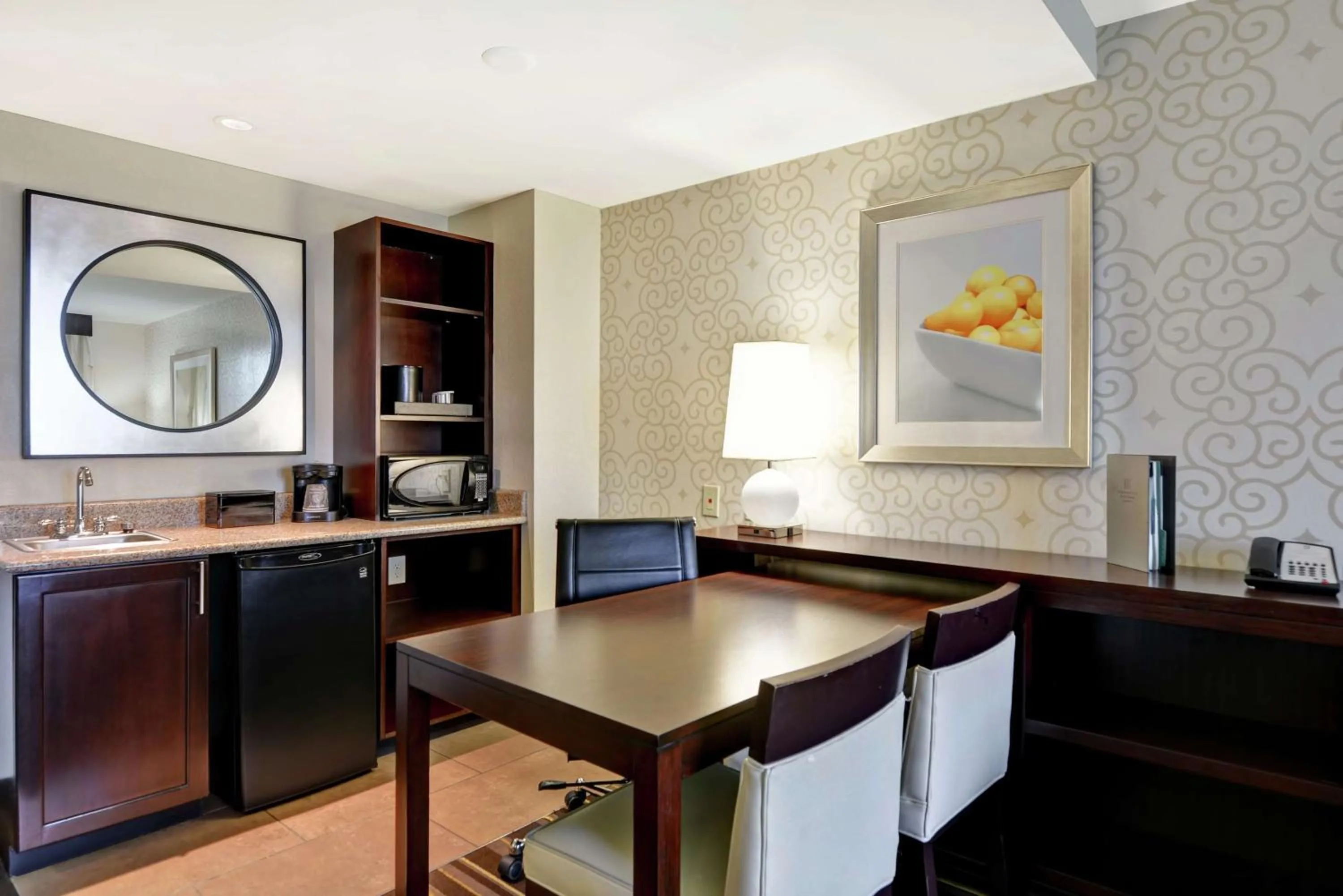 Kitchen or kitchenette in Embassy Suites Savannah Airport