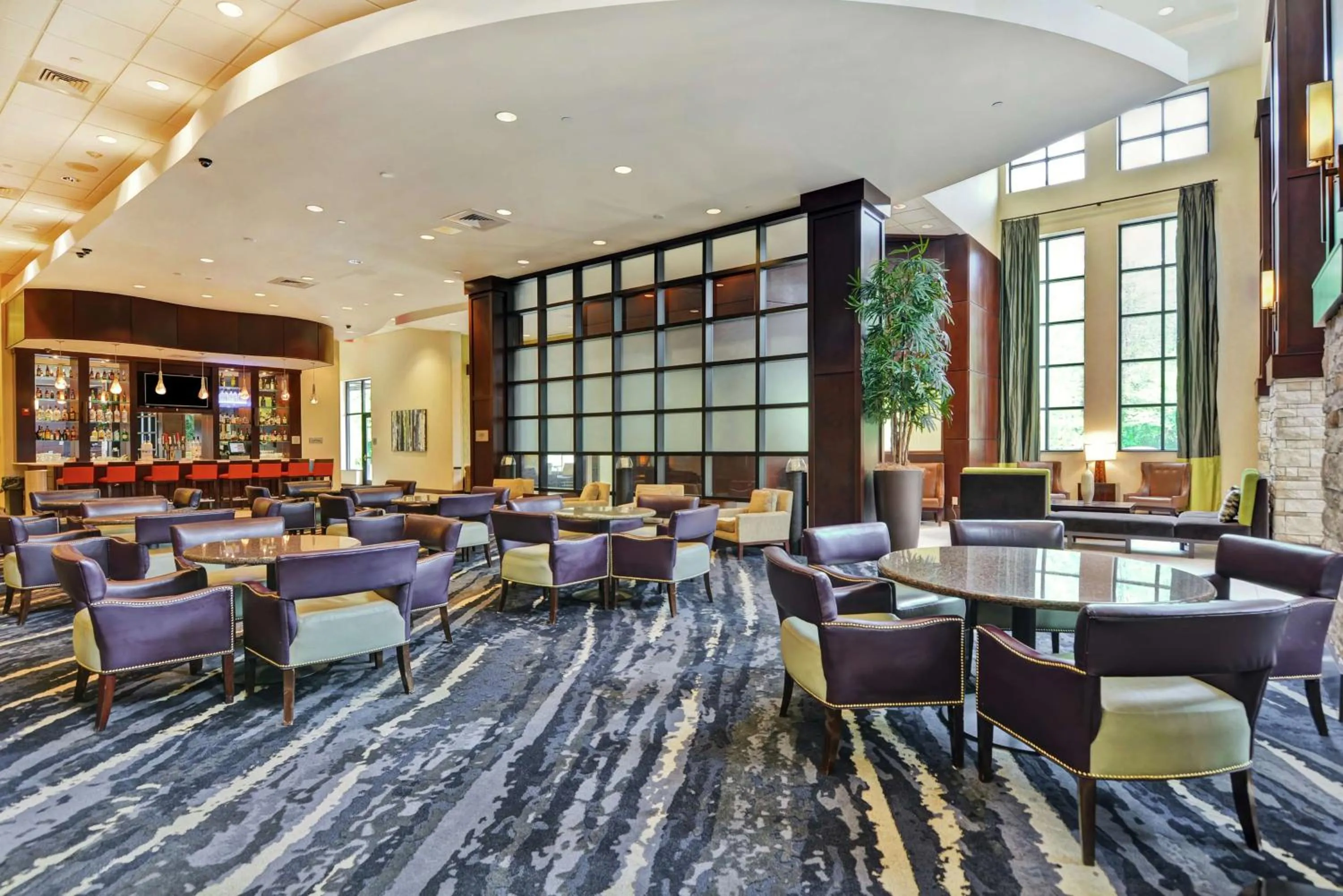 Lounge or bar in Embassy Suites Savannah Airport