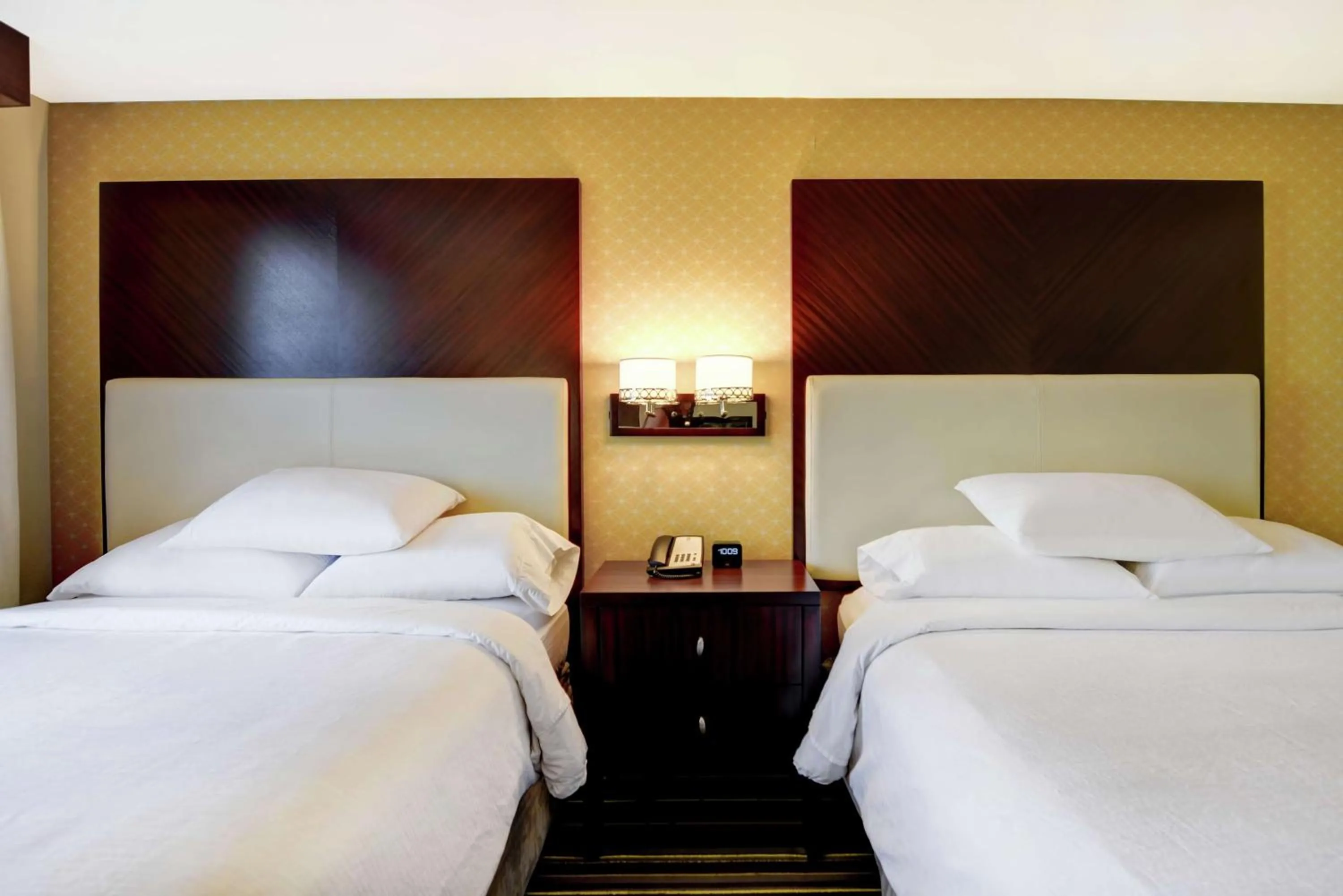 Bed in Embassy Suites Savannah Airport