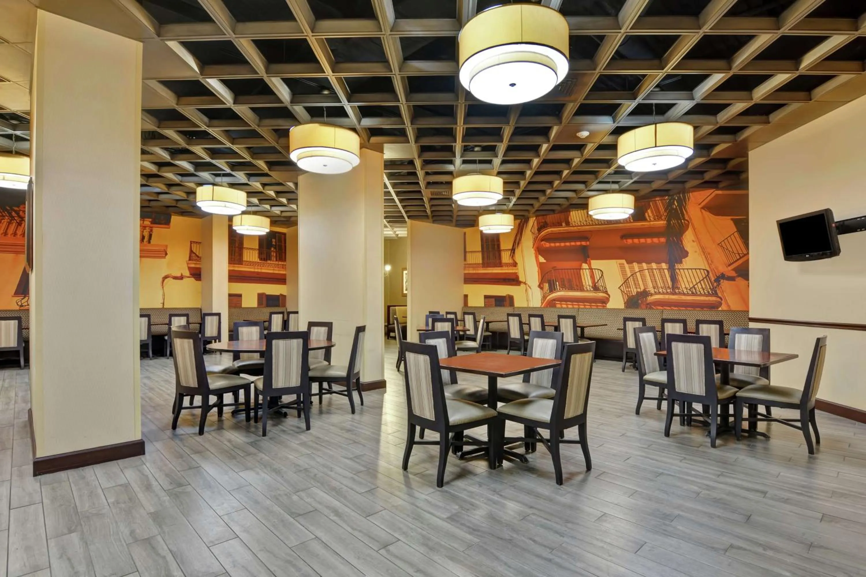 Restaurant/places to eat in Embassy Suites Savannah Airport