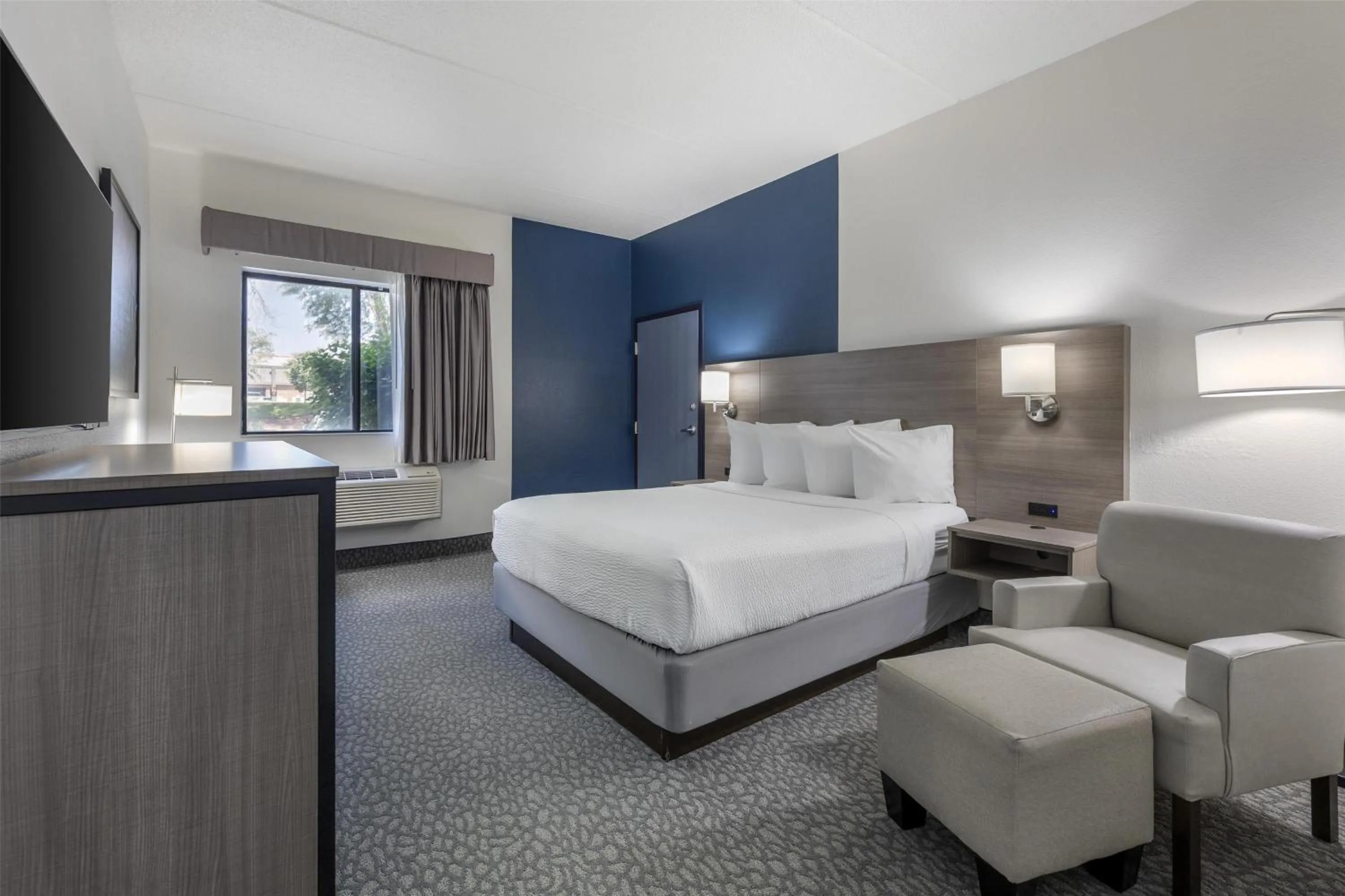 Bedroom, Bed in Best Western Bolingbrook Hotel