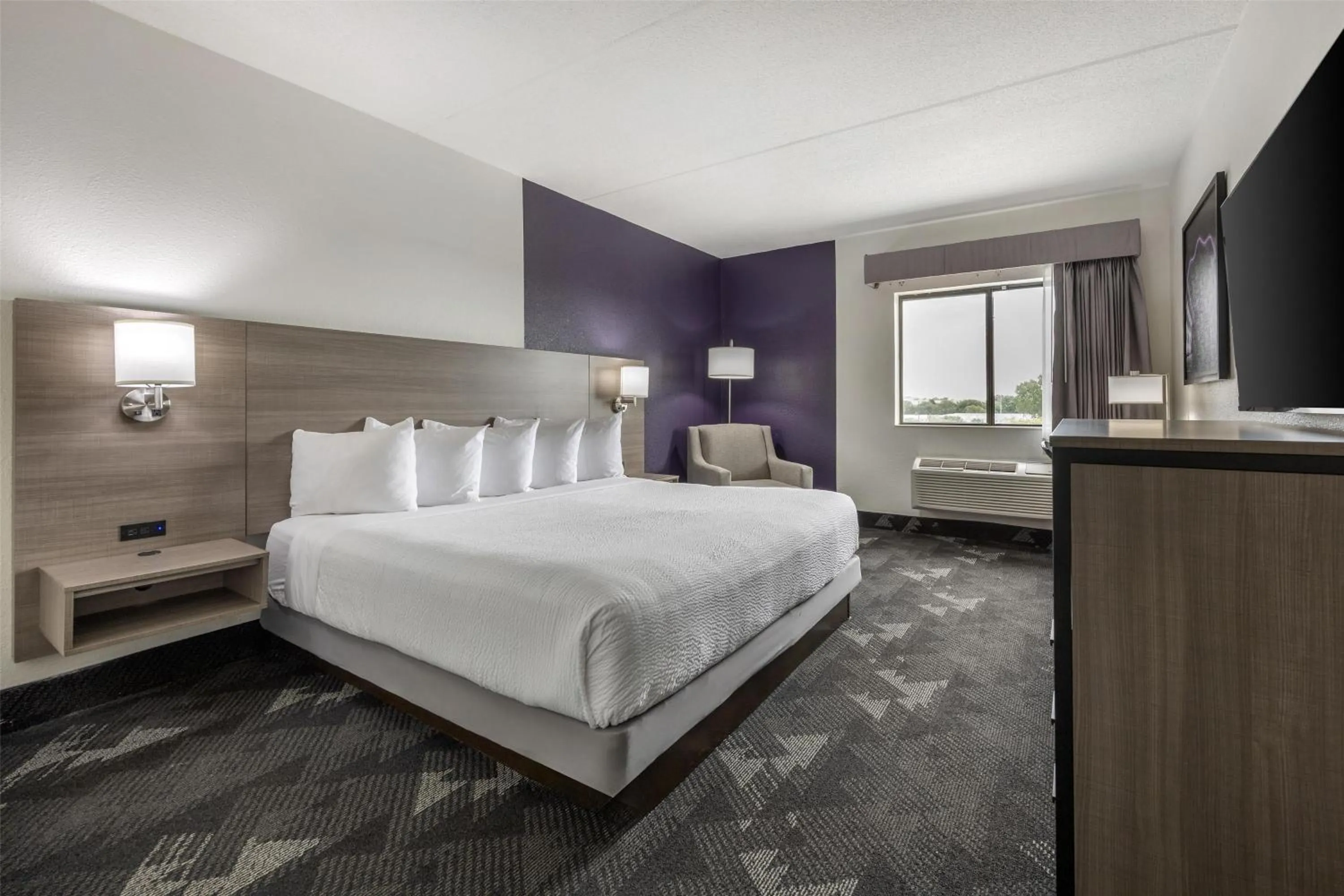 Bedroom, Bed in Best Western Bolingbrook Hotel