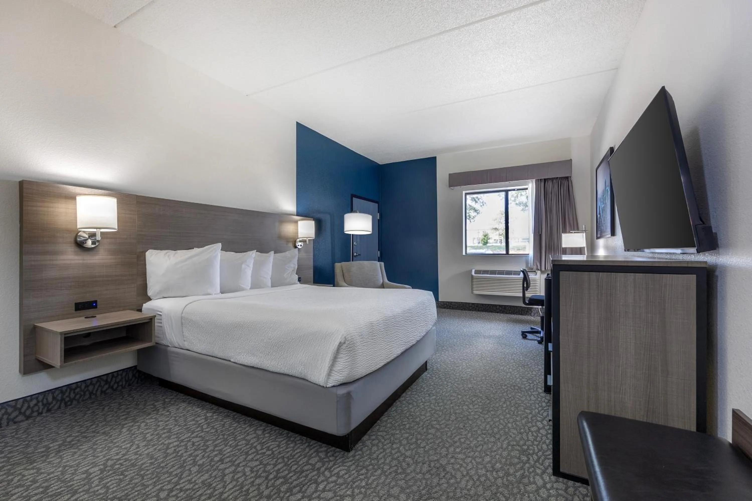 Bedroom, Bed in Best Western Bolingbrook Hotel