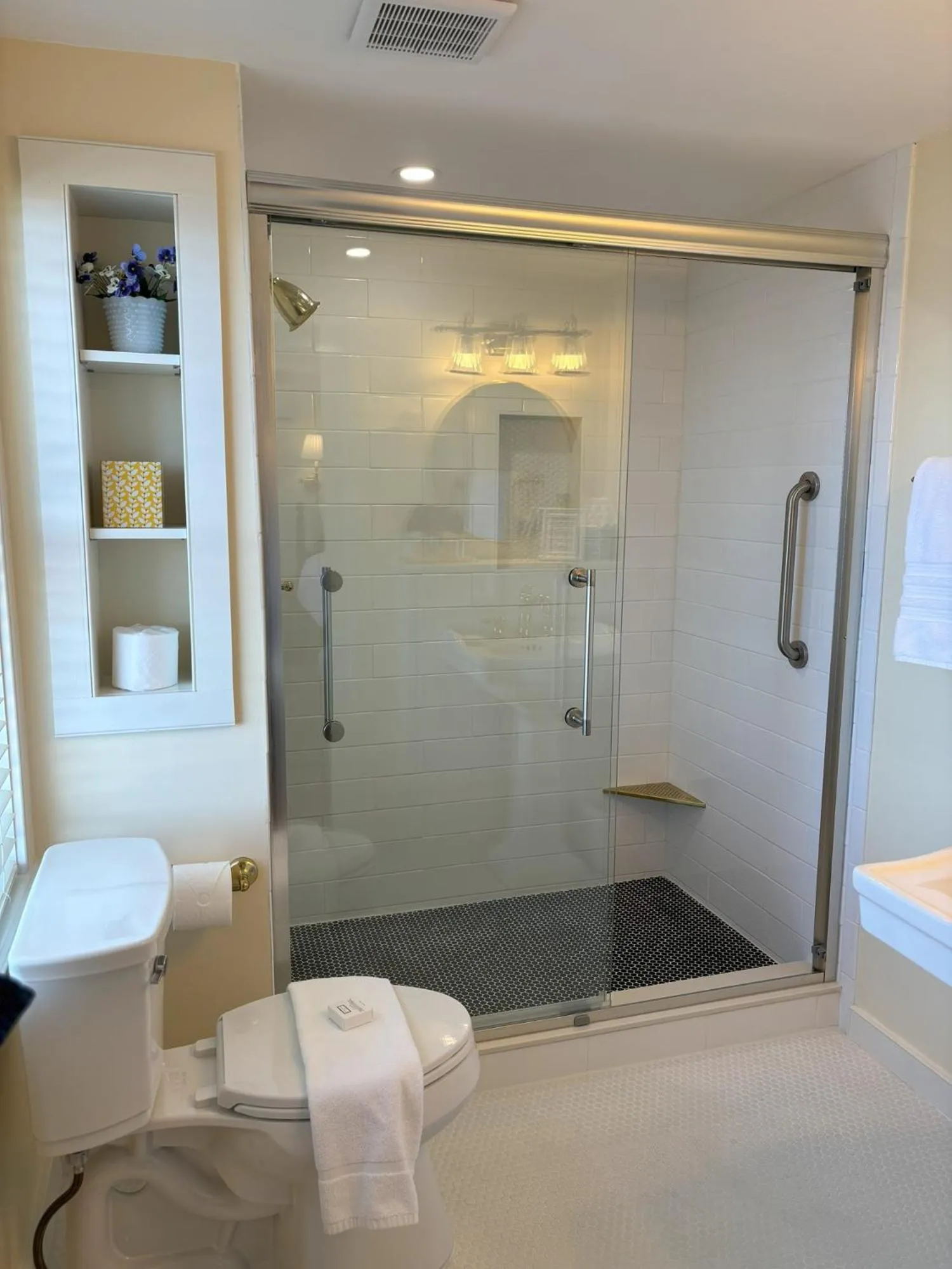 Bathroom in Spouter Inn Bed & Breakfast