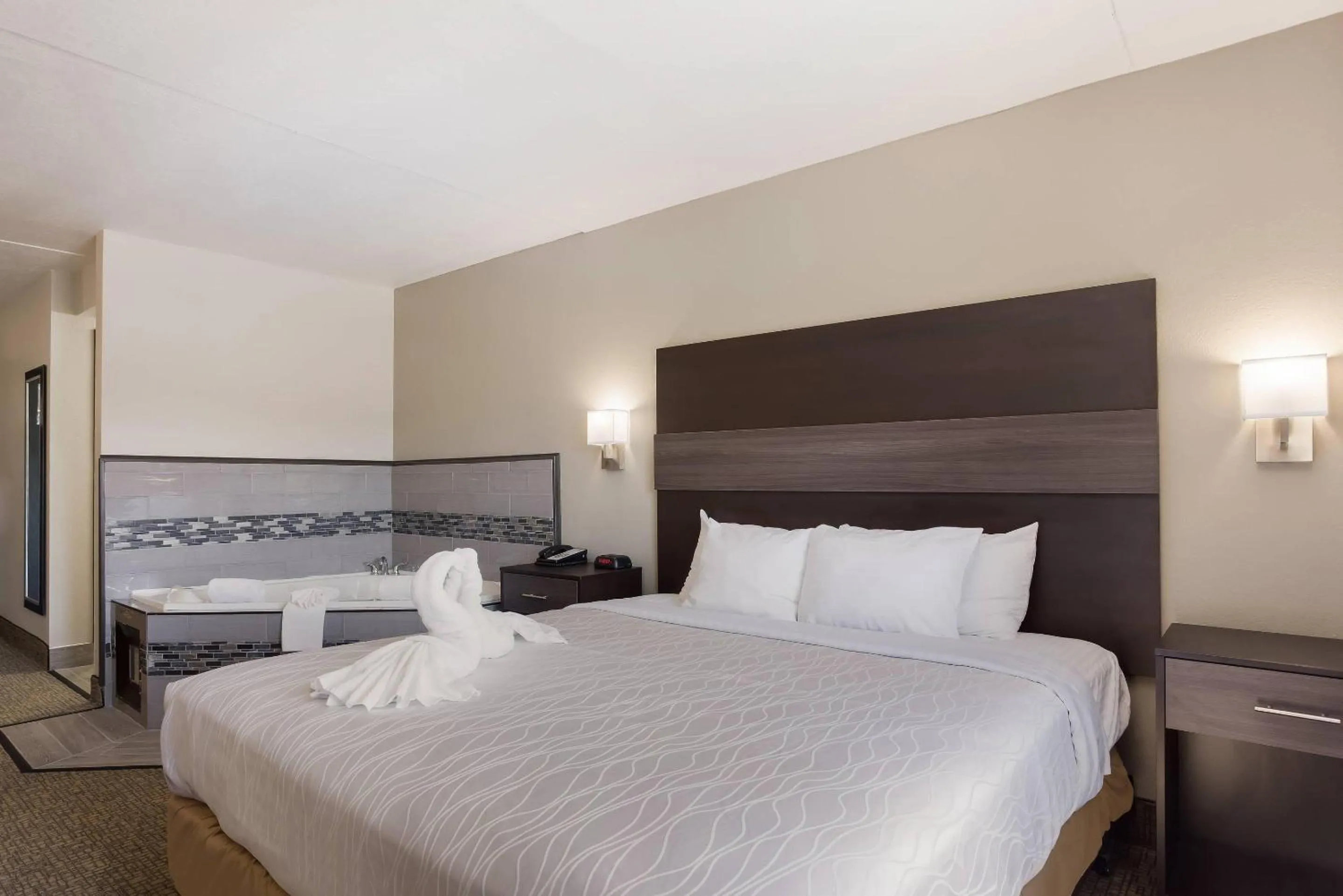 Bedroom, Bed in Rodeway Inn Branson, Brick House