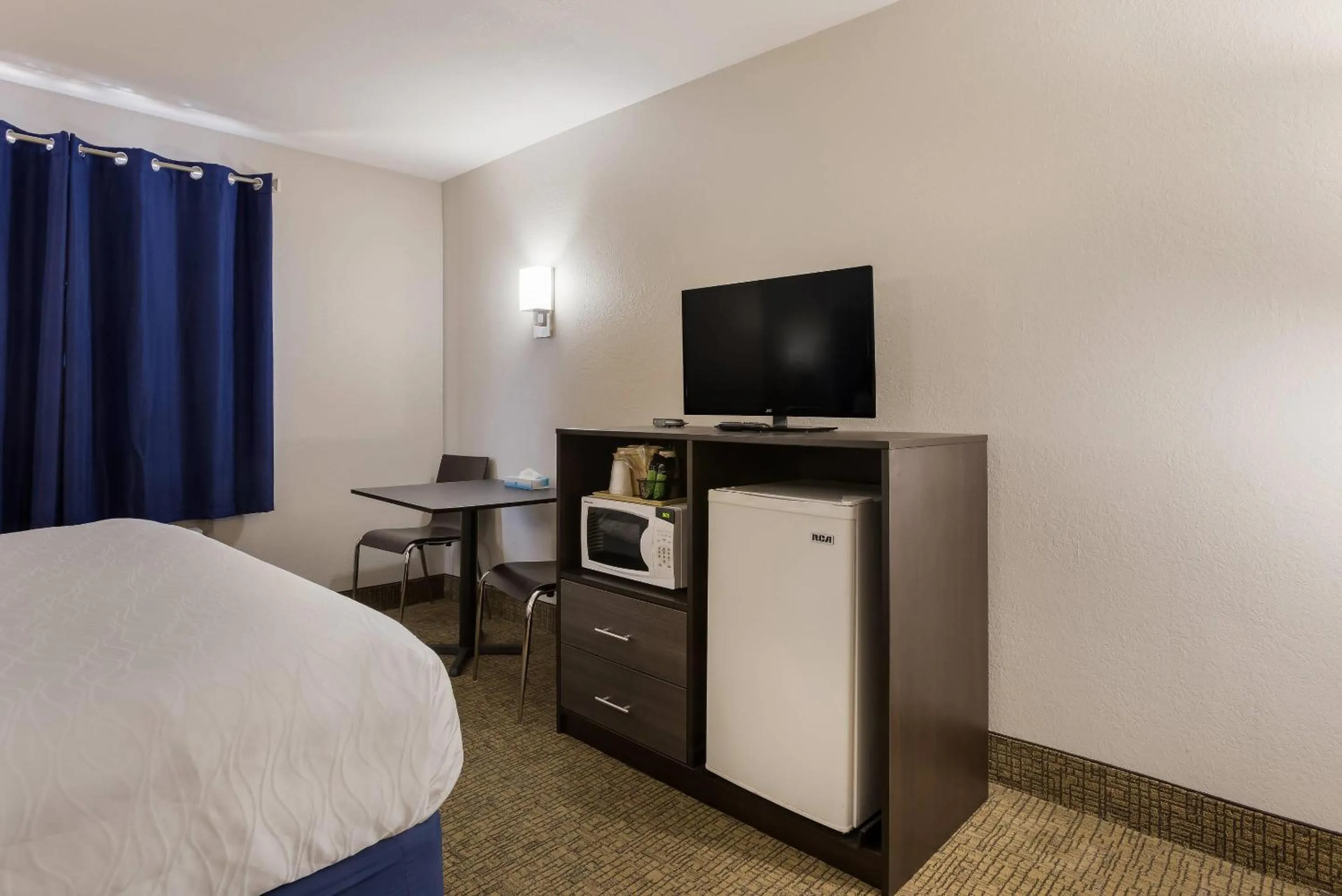 Bedroom, Bed in Rodeway Inn Branson, Brick House