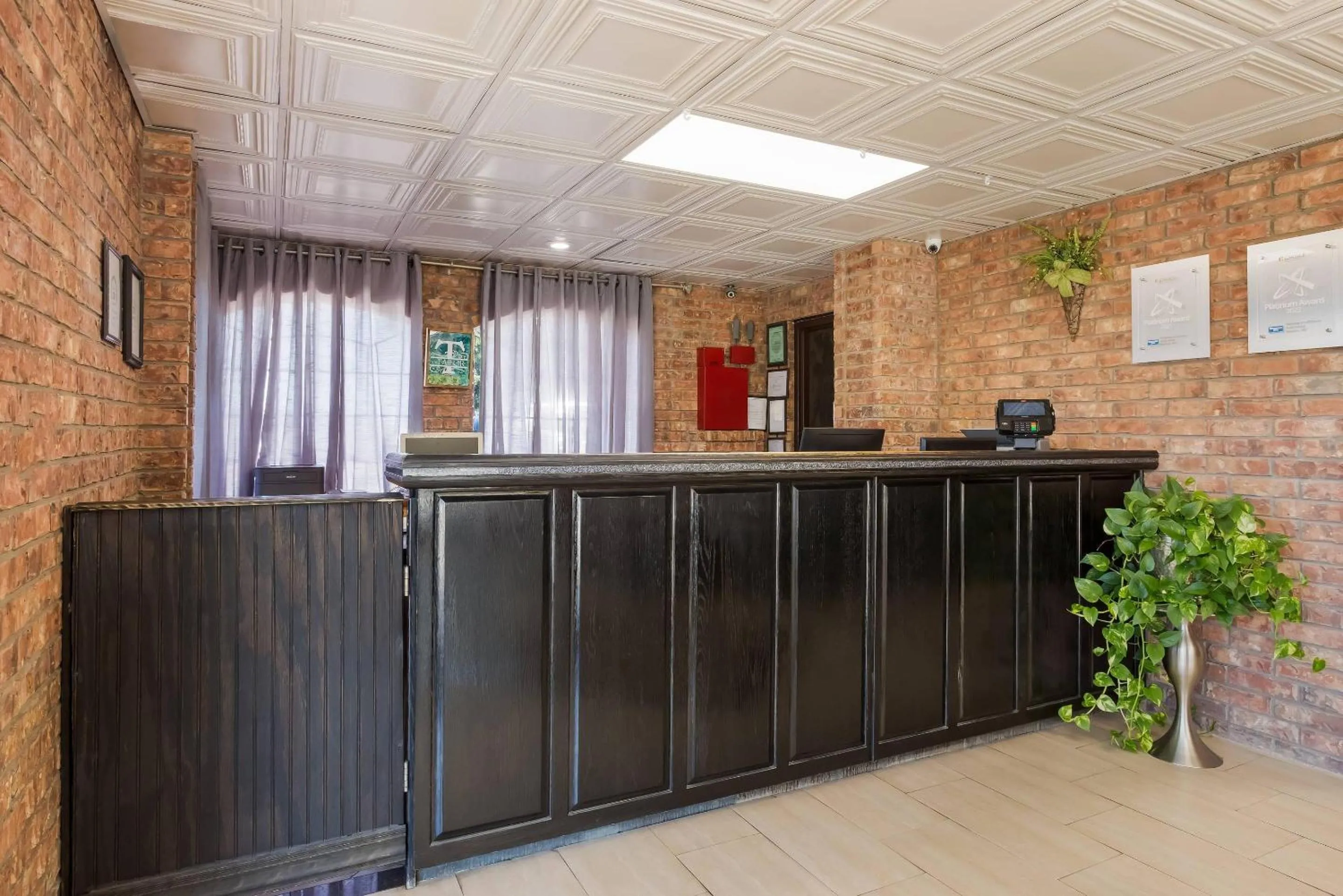 Lobby or reception in Rodeway Inn Branson, Brick House