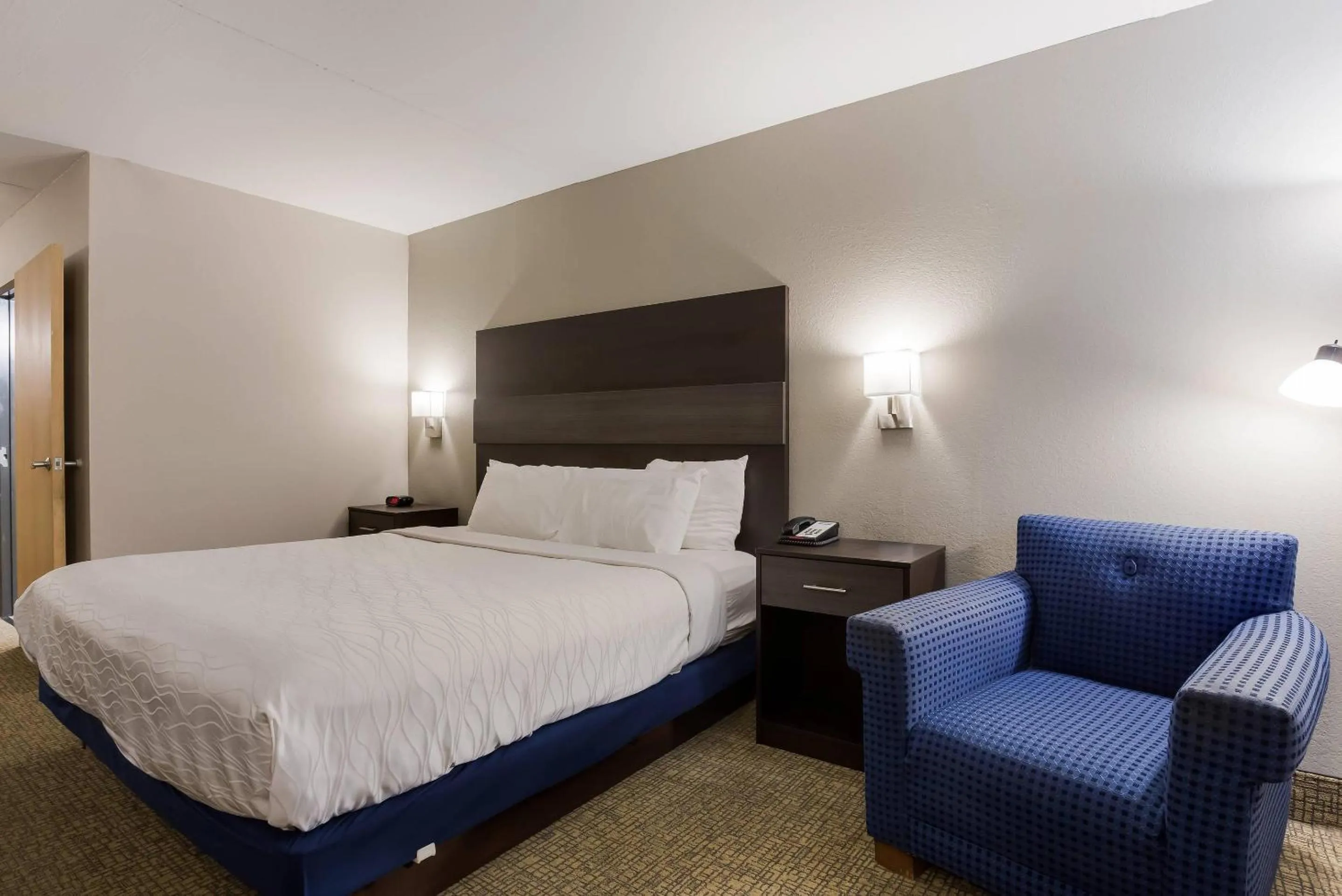 Bedroom, Bed in Rodeway Inn Branson, Brick House