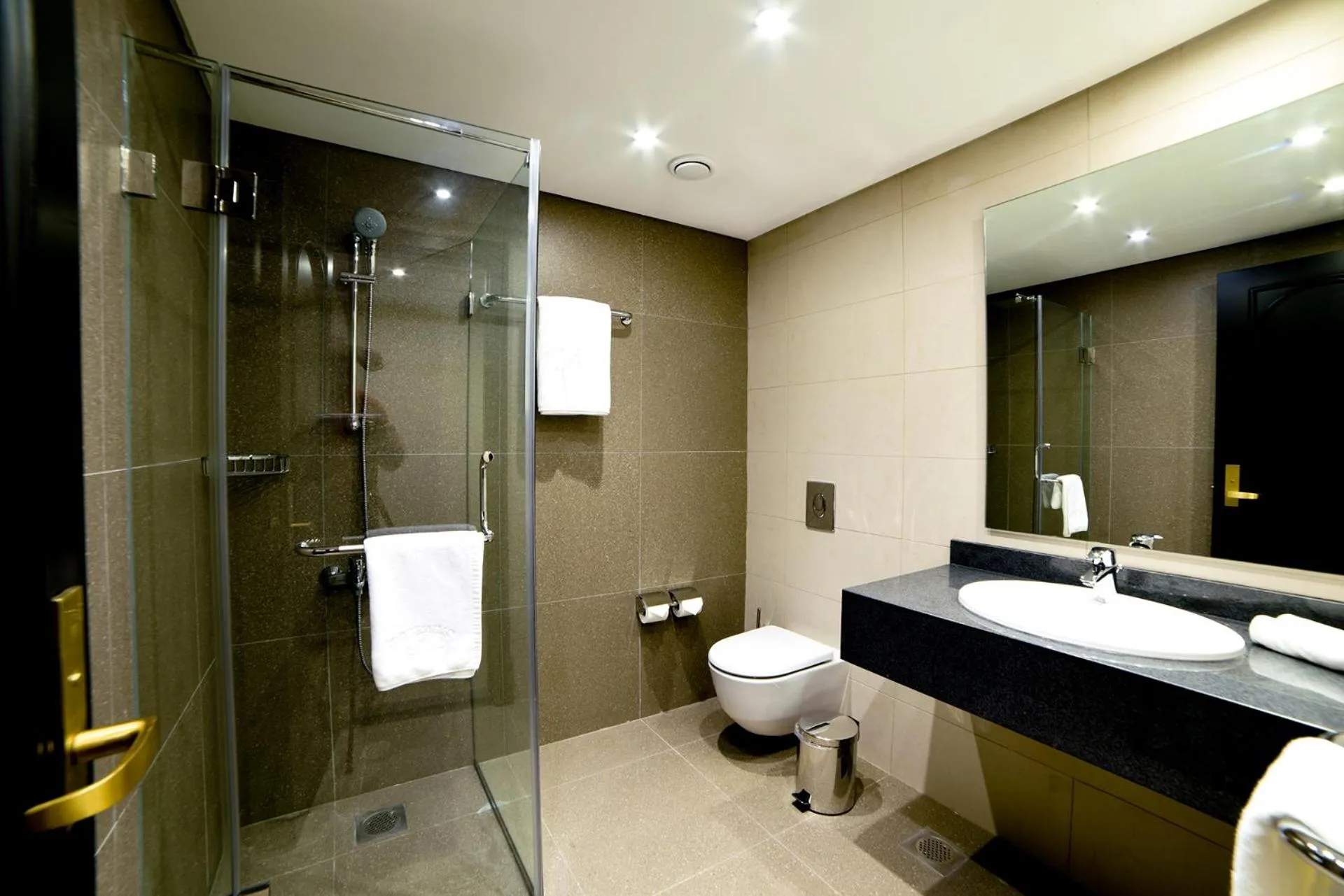 Shower in Portemilio Hotel & Resort