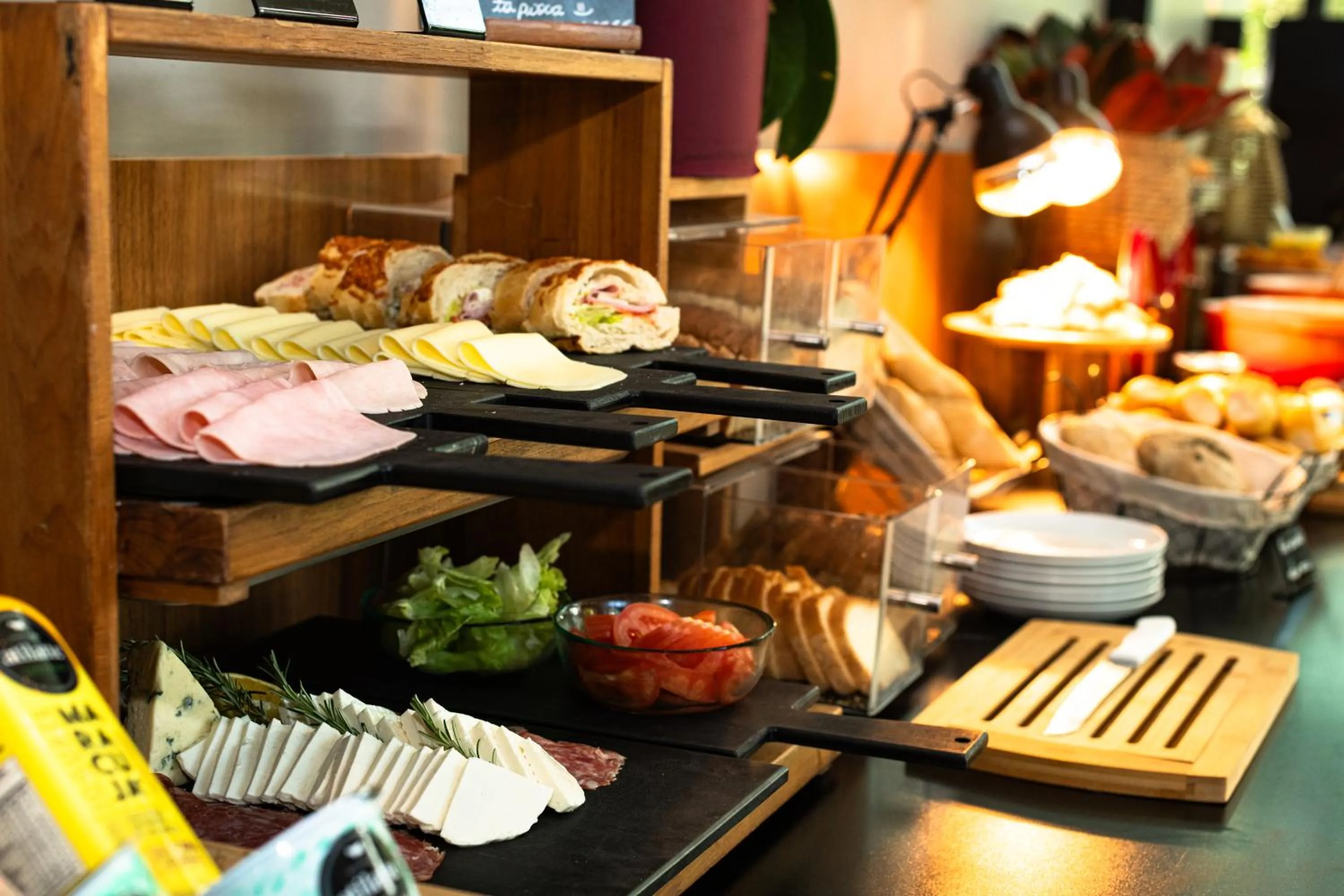 Buffet breakfast in I am Design Hotel Campinas by Hotelaria Brasil