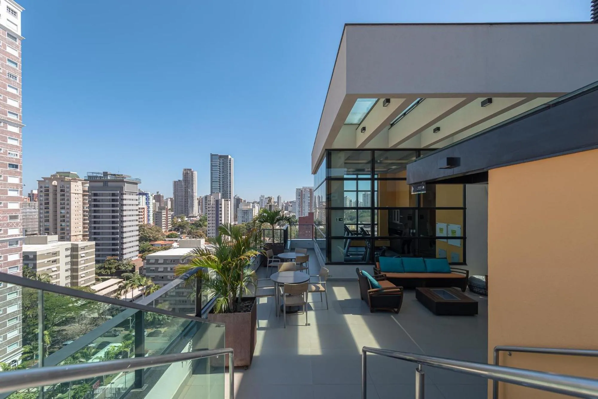 Seating area in I am Design Hotel Campinas by Hotelaria Brasil